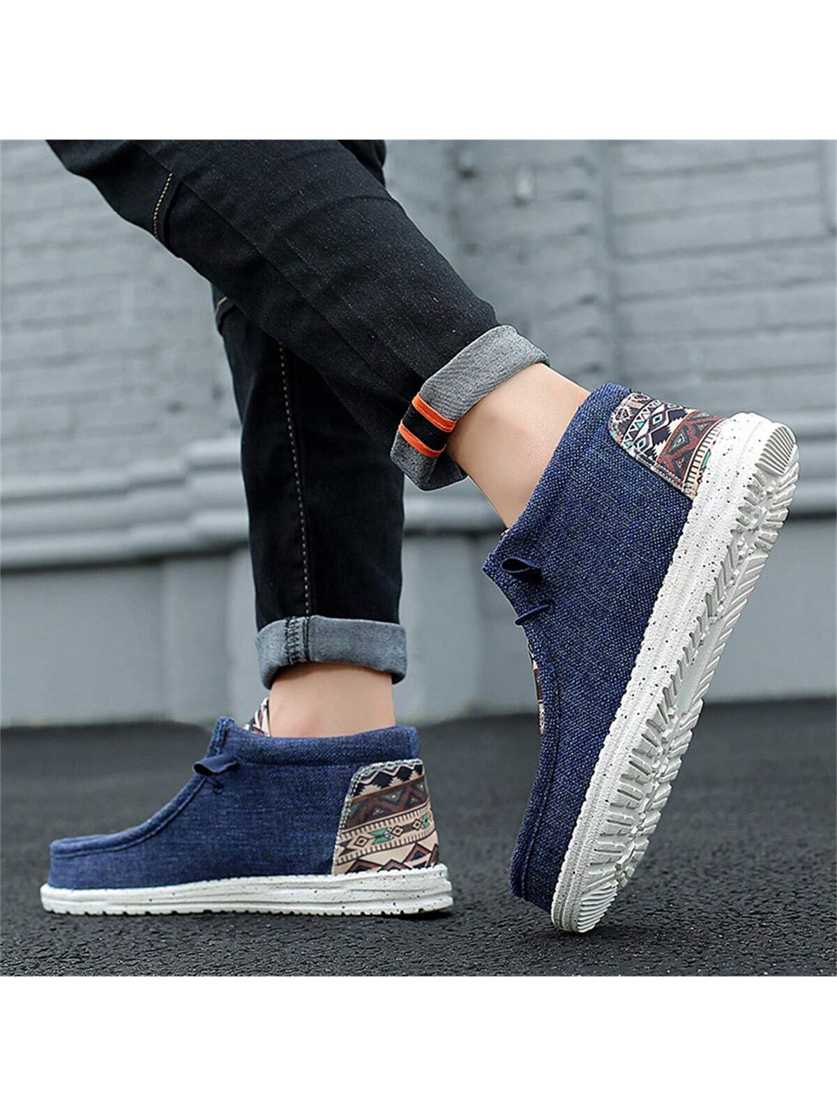 حذاء لوفر رجالي متوسط الارتفاع عاري القدمين وقماشي مسامي مع نعل إيفا للاستخدام في الحفلات والأنشطة الخارجية . نمط الأزهار