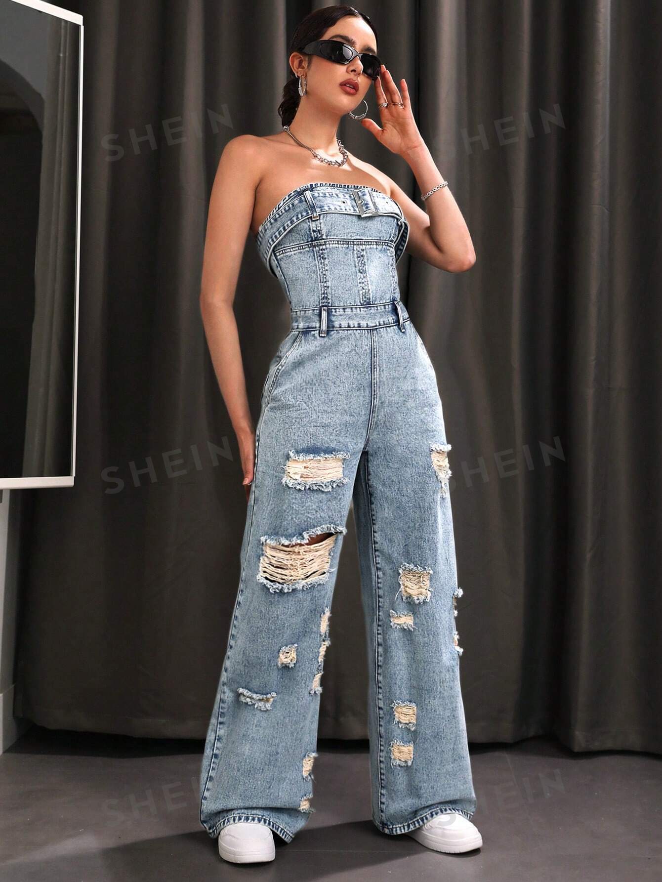 بذلة من قماش الدنيم الممزق المغسول