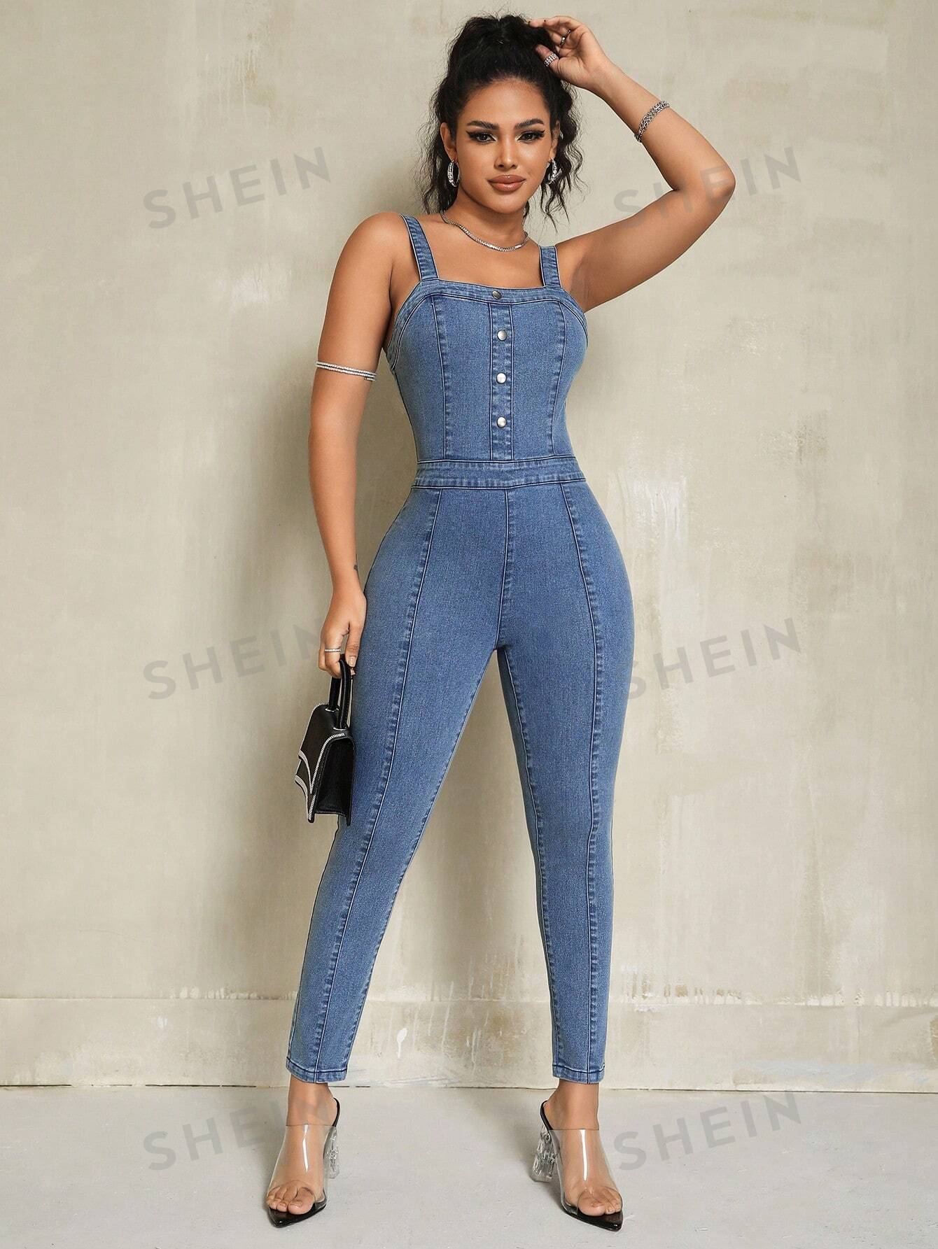 بذلة نسائية ضيقة من قماش الدنيم