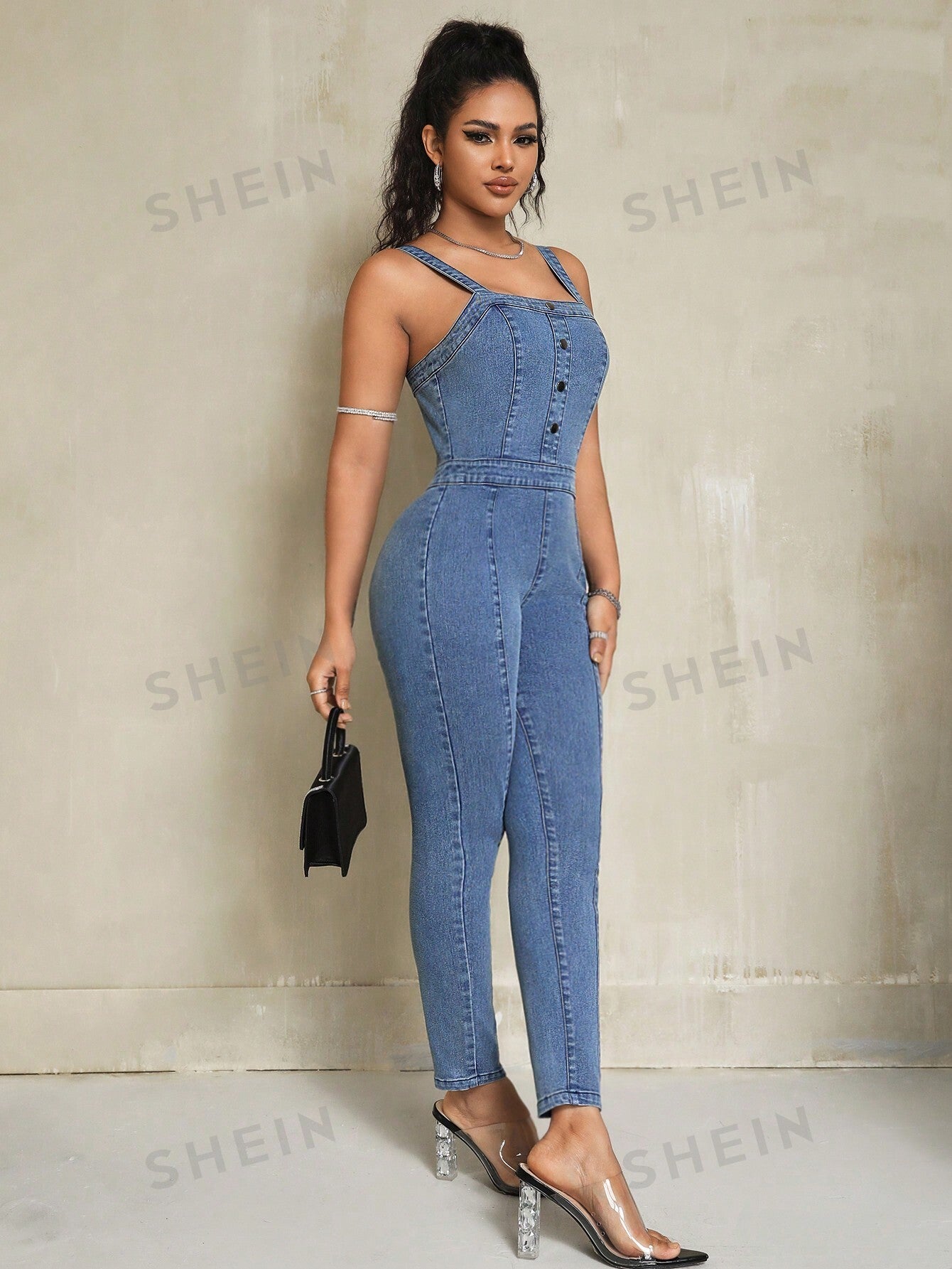 بذلة نسائية ضيقة من قماش الدنيم