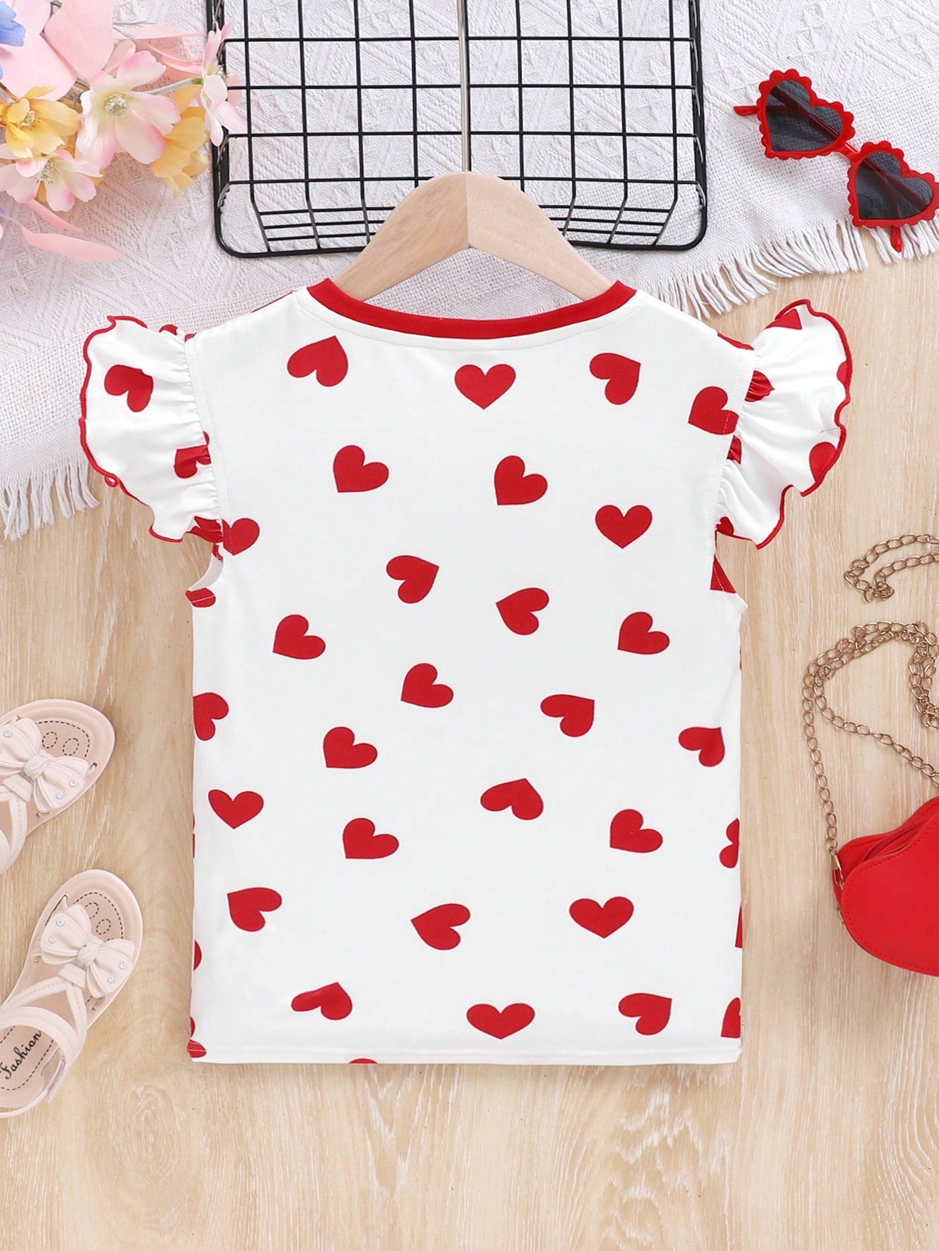 تي شيرت للفتيات بأكمام طويلة وياقة دائرية وطبعة قلب مع تفاصيل كشكش