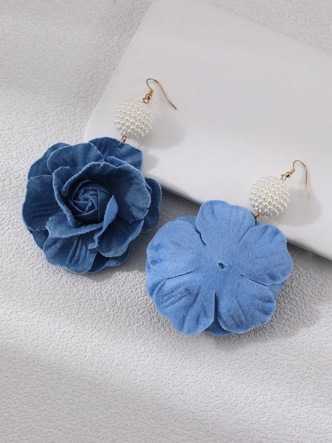 أقراط نسائية من النسيج الجينز بشكل زهرة ولؤلؤة صناعية واحدة