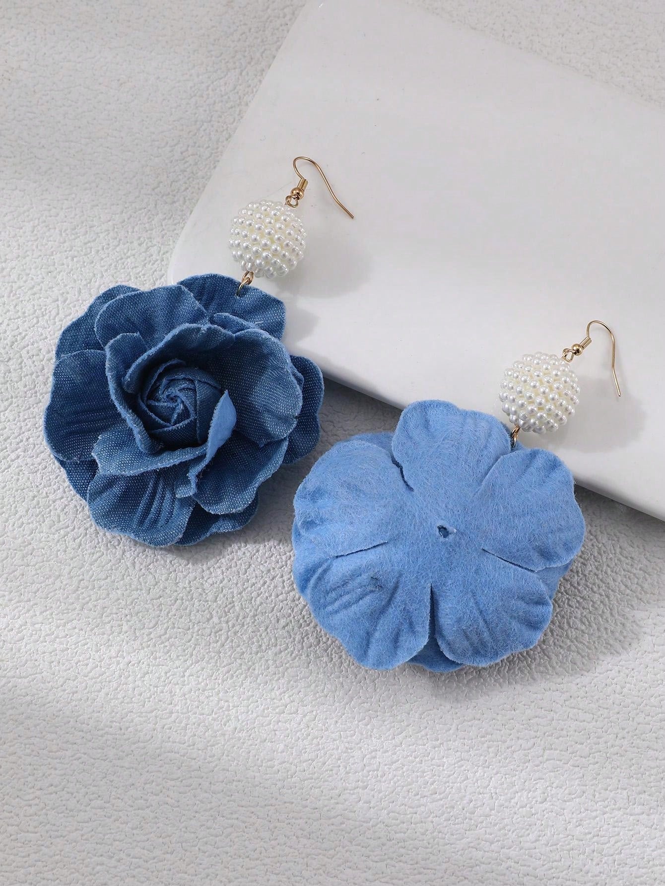 أقراط نسائية من النسيج الجينز بشكل زهرة ولؤلؤة صناعية واحدة