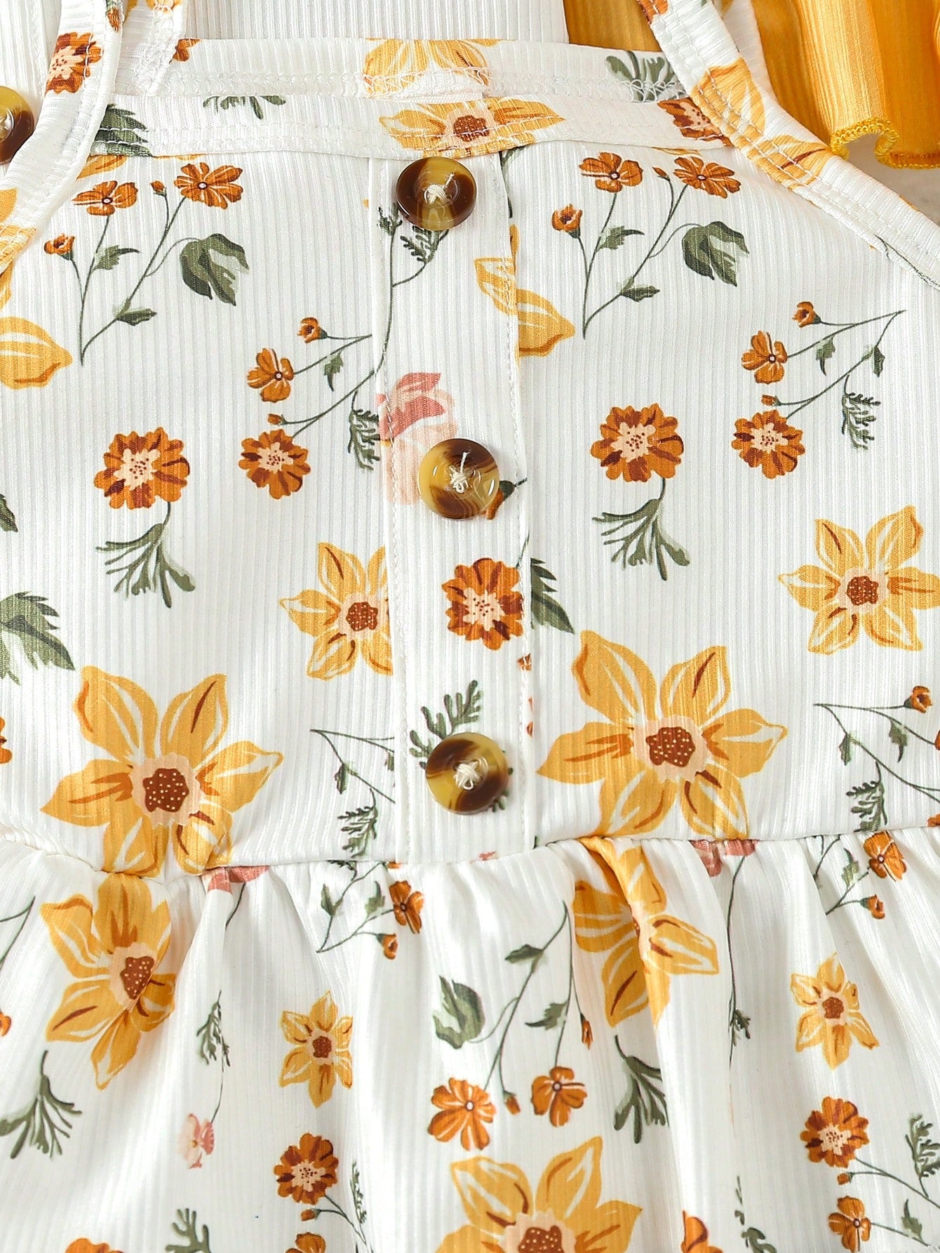 مجموعة من 3 قطع لطفلة بناتية تتألف من ملابس علوية بحمالات و طرحة بأزرار مزينة بطية