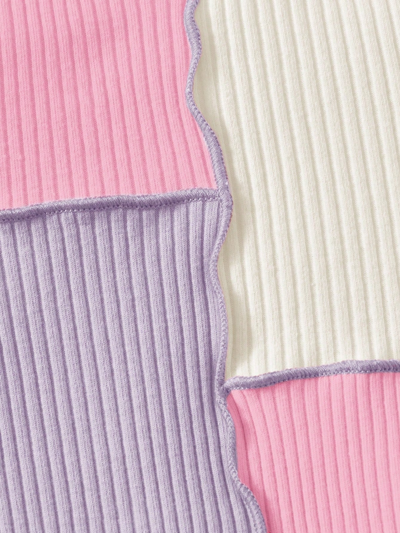 قميص طفلة عارضة بلون متباين و ياقة مكشكشة