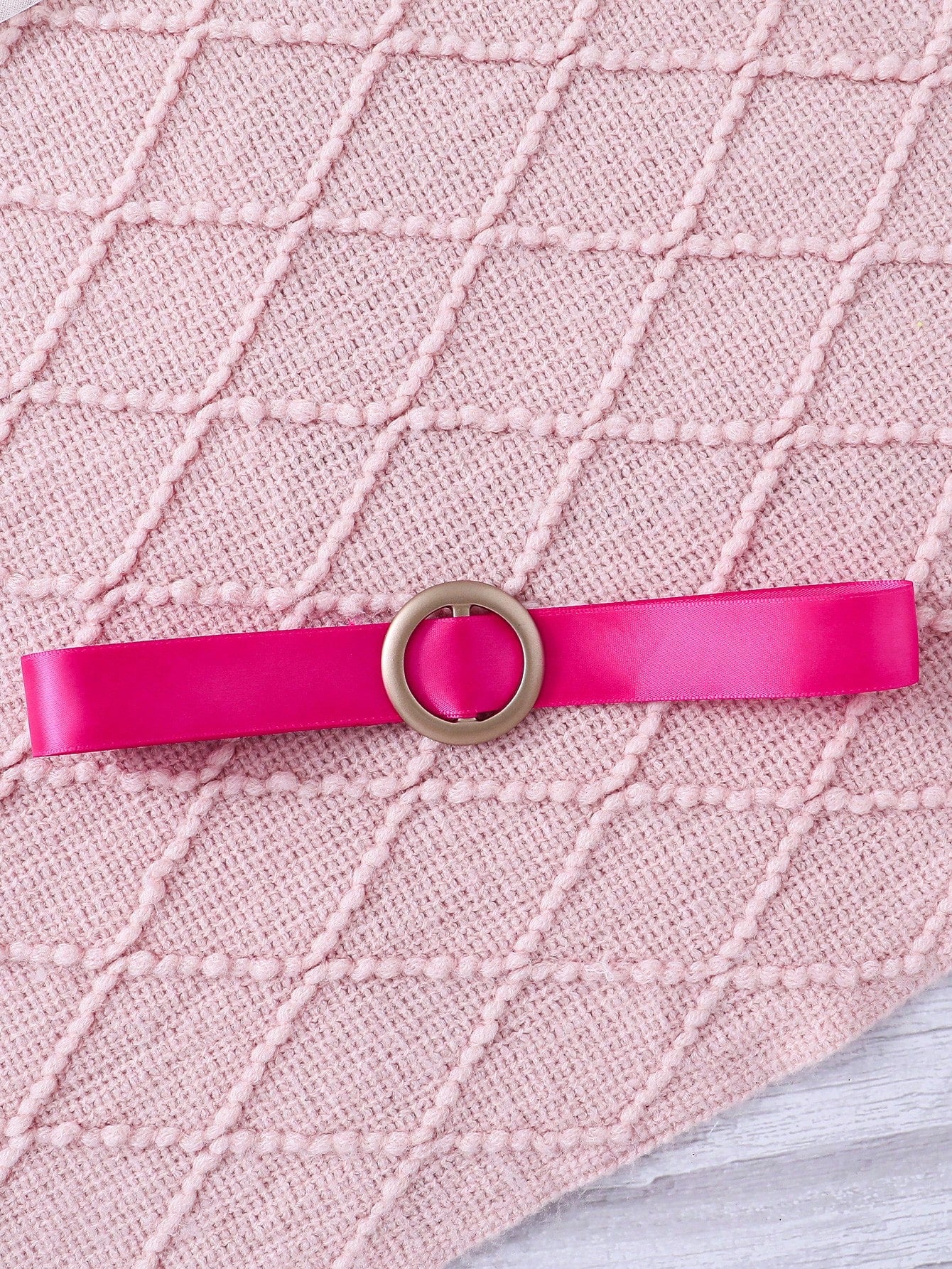 طقم بلوزة وردي وبنطلون جينز