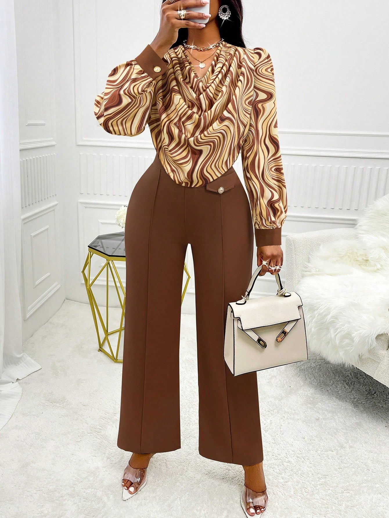 طقم مكون من قطعتين: قمة مطبوعة رخامية بطية على الياقة وبنطلون بلون سادة