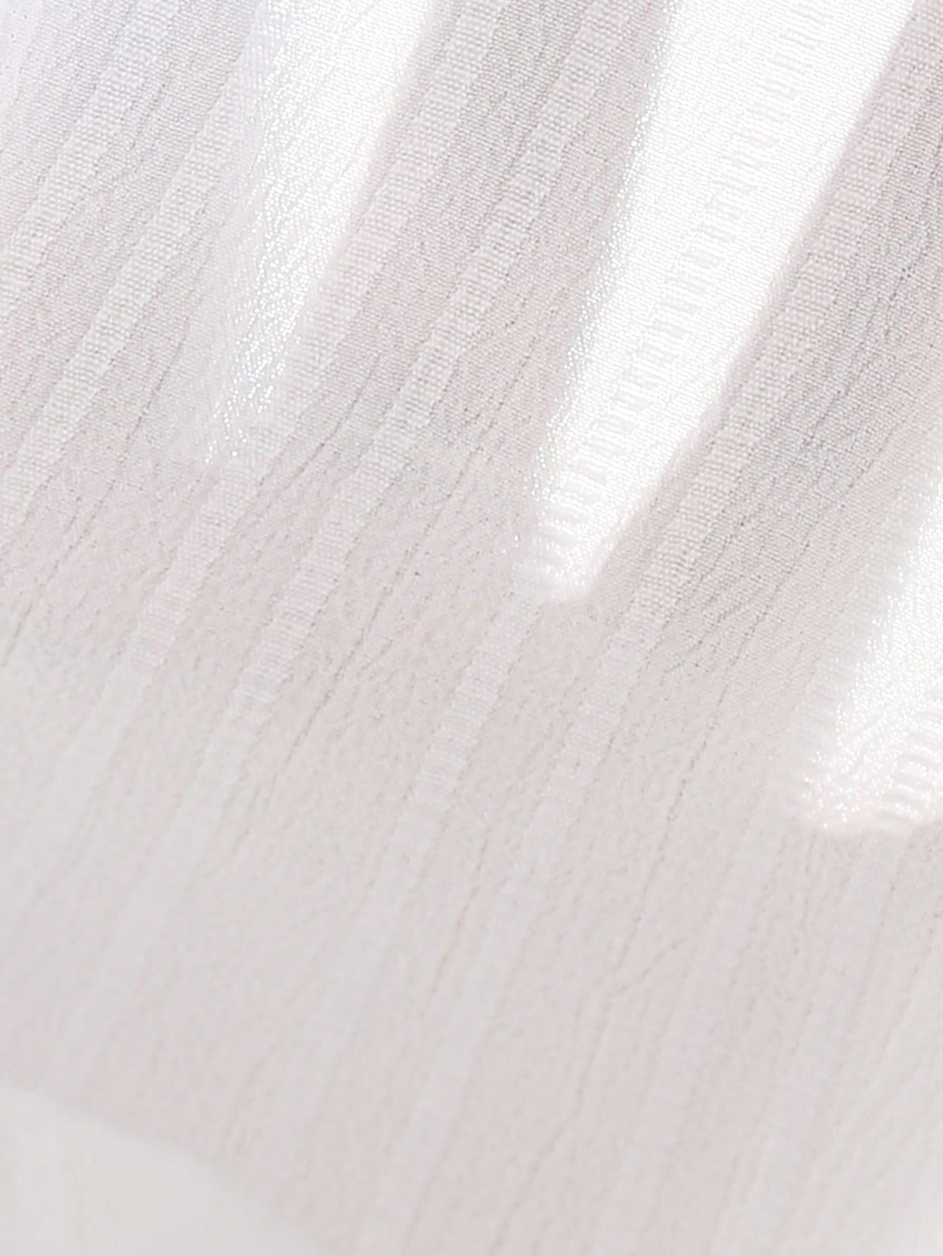 بلوزة بلا أكمام مزينة بالريش و سراويل واسعة اسفل