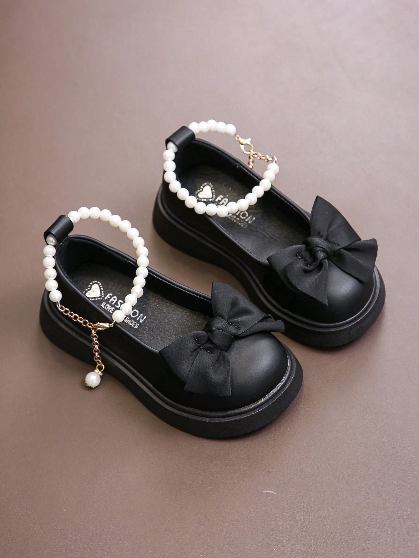 حذاء مسطح خفيف اللون مع إبزيم لؤلؤي و ربطة للبنات للاحتفالات الكبار