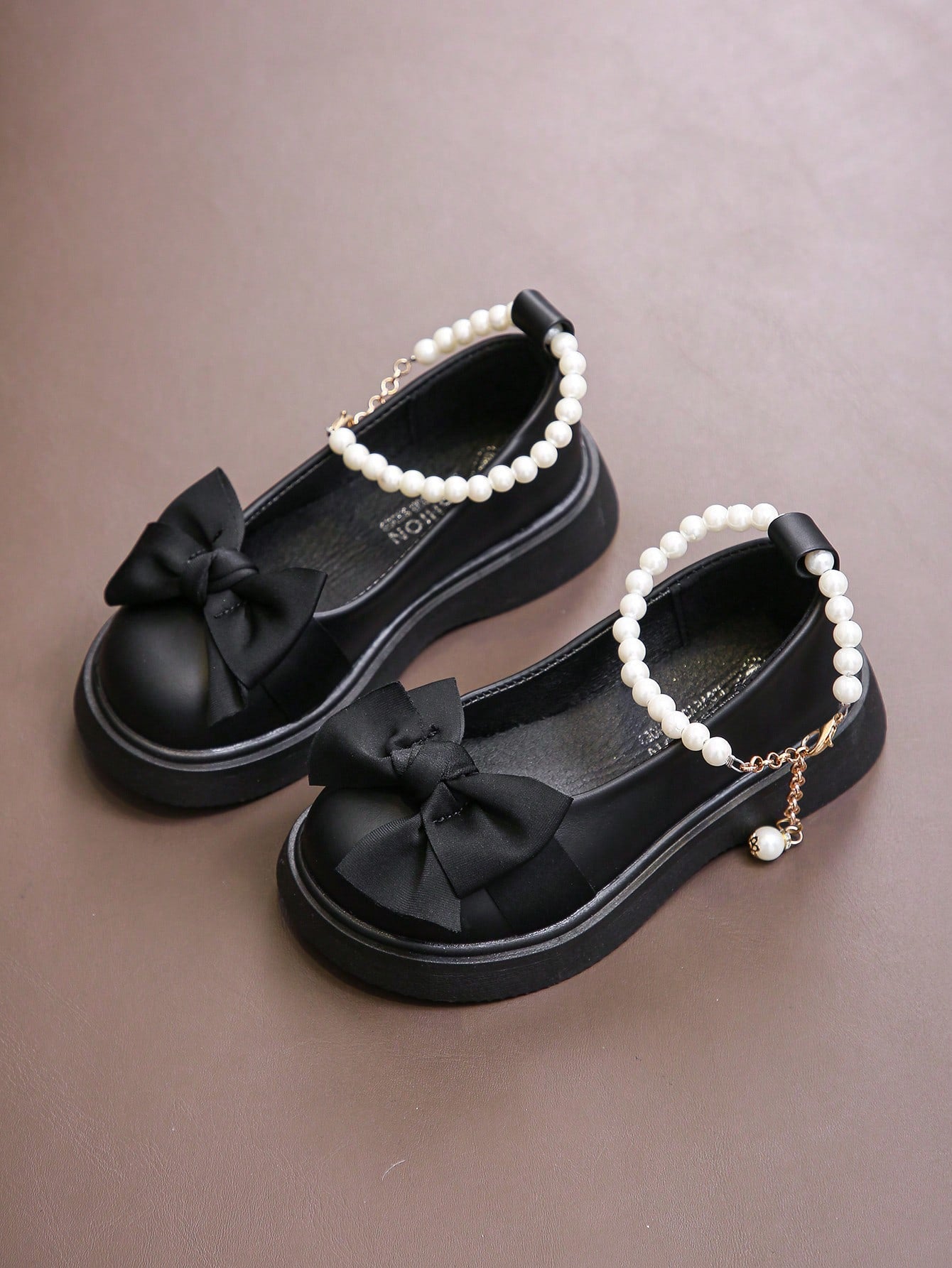 حذاء مسطح خفيف اللون مع إبزيم لؤلؤي و ربطة للبنات للاحتفالات الكبار