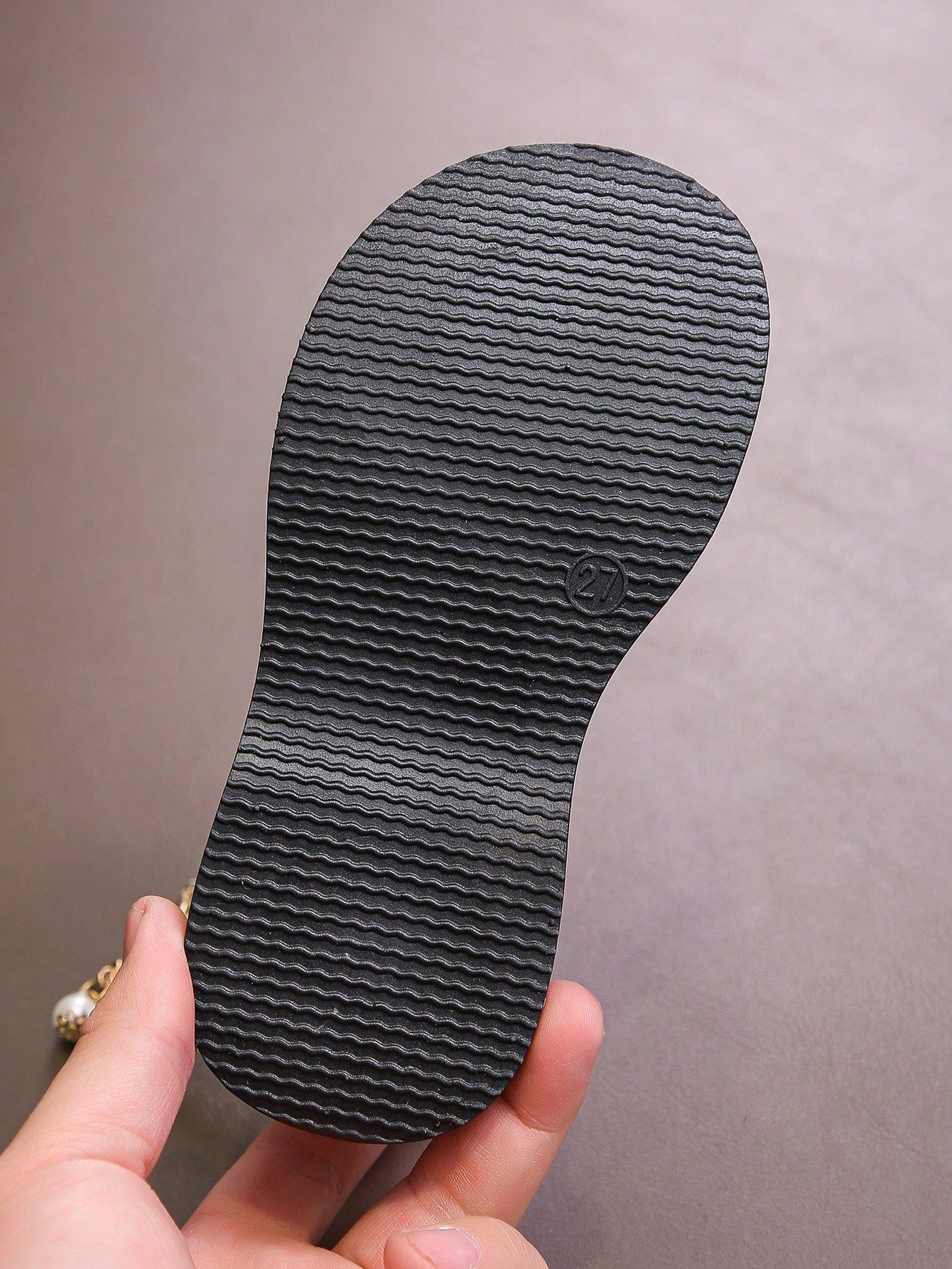 حذاء مسطح خفيف اللون مع إبزيم لؤلؤي و ربطة للبنات للاحتفالات الكبار