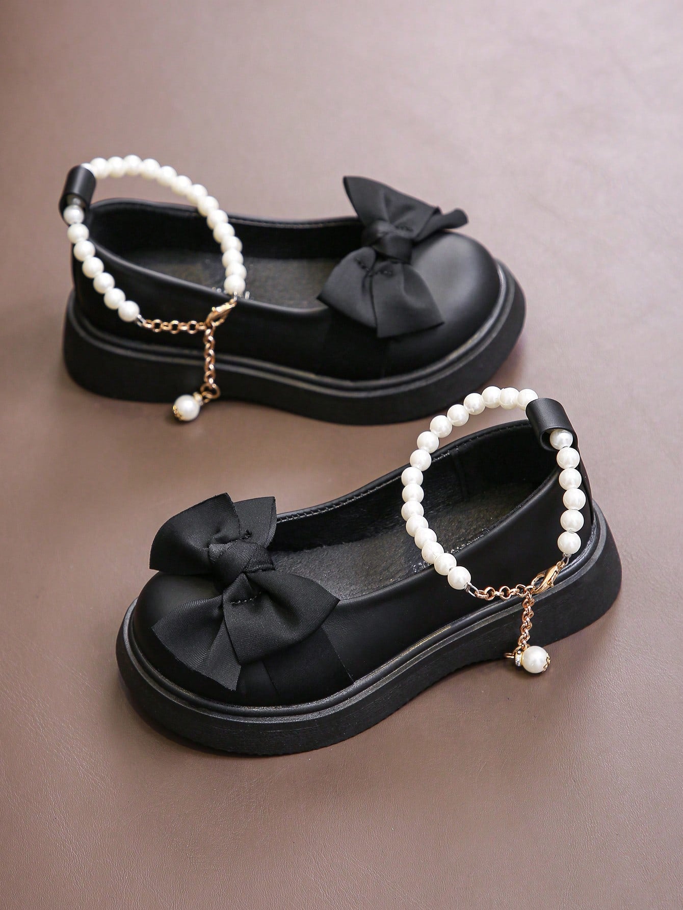 حذاء مسطح خفيف اللون مع إبزيم لؤلؤي و ربطة للبنات للاحتفالات الكبار