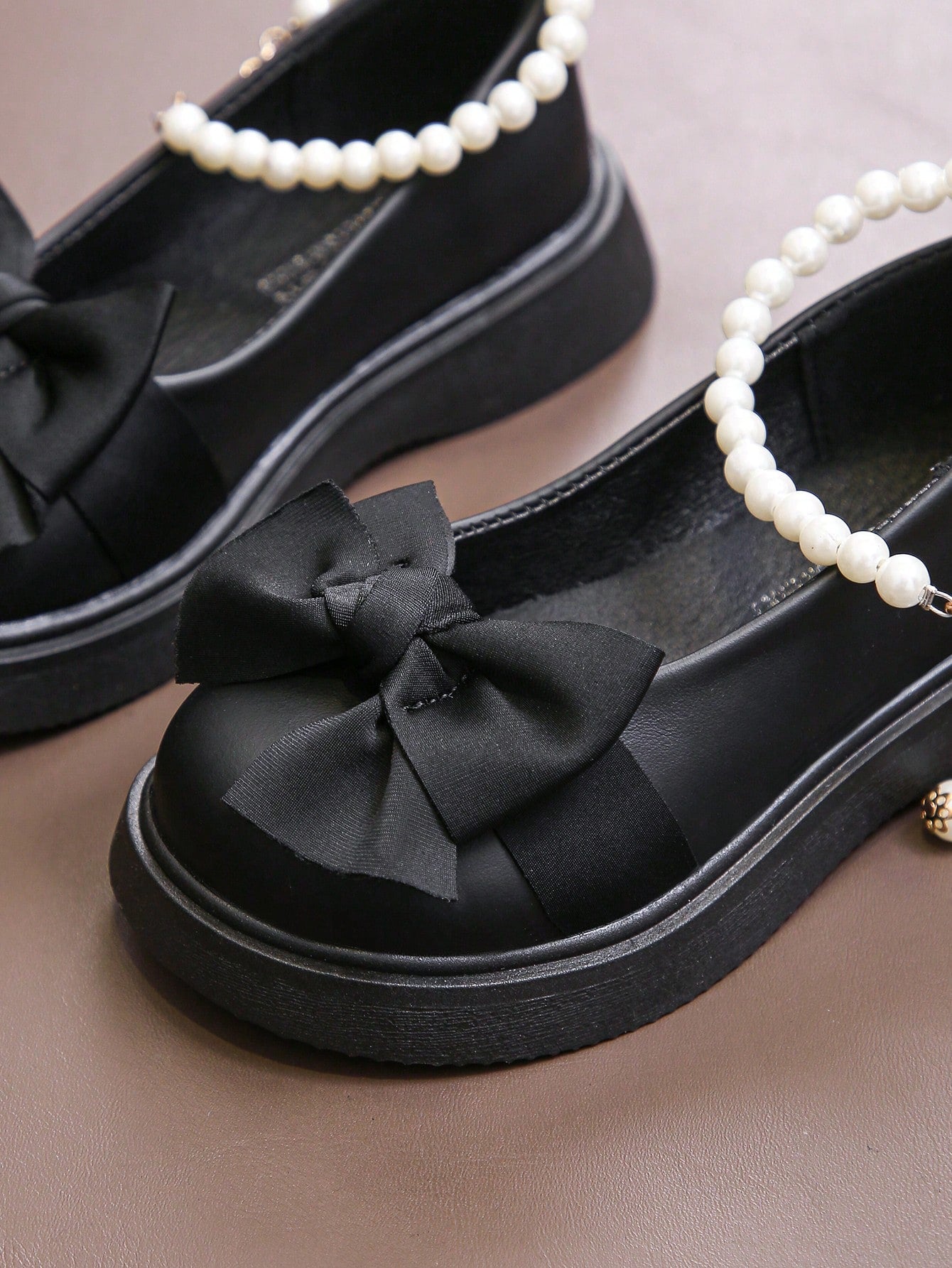 حذاء مسطح خفيف اللون مع إبزيم لؤلؤي و ربطة للبنات للاحتفالات الكبار