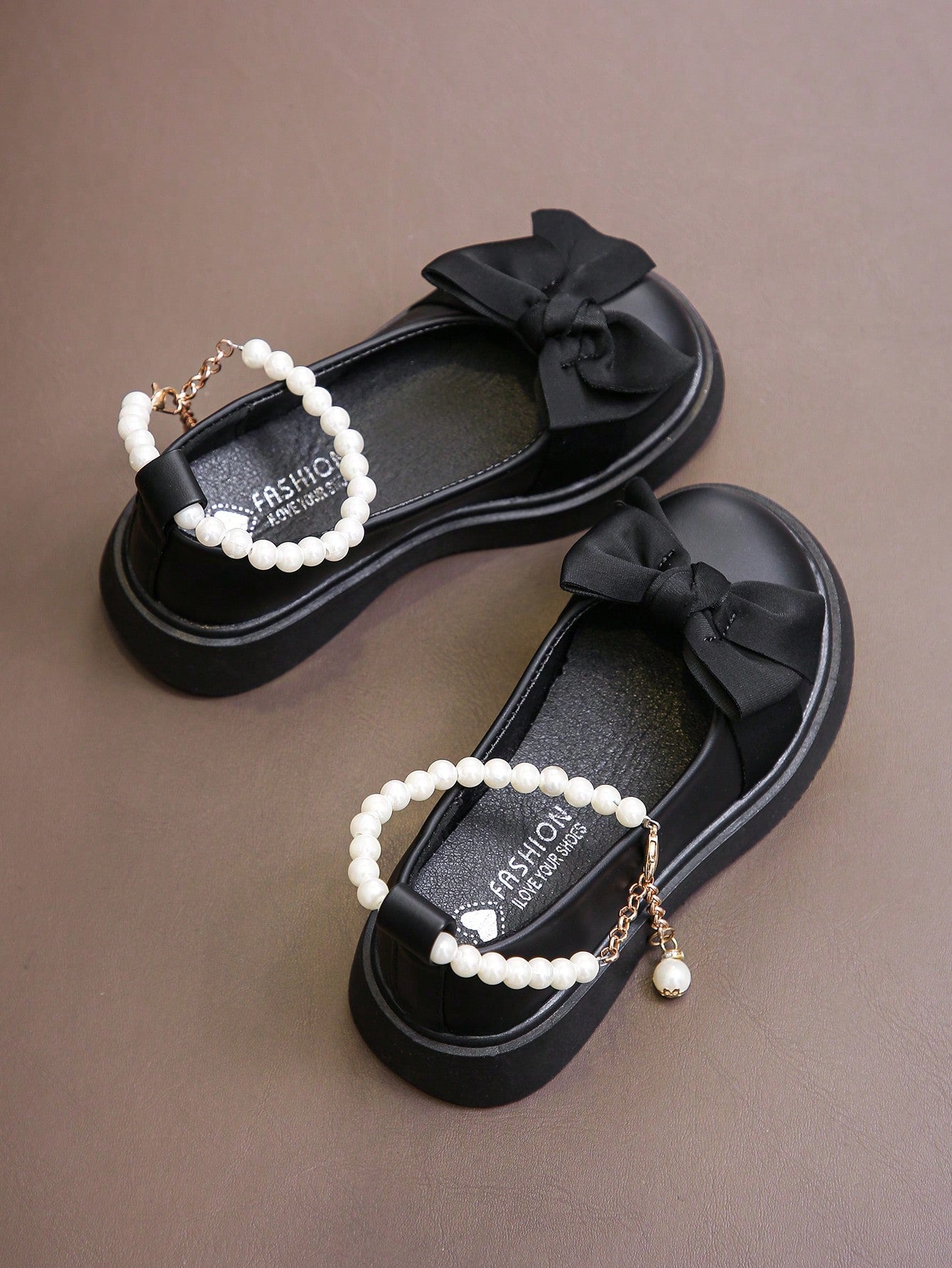 حذاء مسطح خفيف اللون مع إبزيم لؤلؤي و ربطة للبنات للاحتفالات الكبار