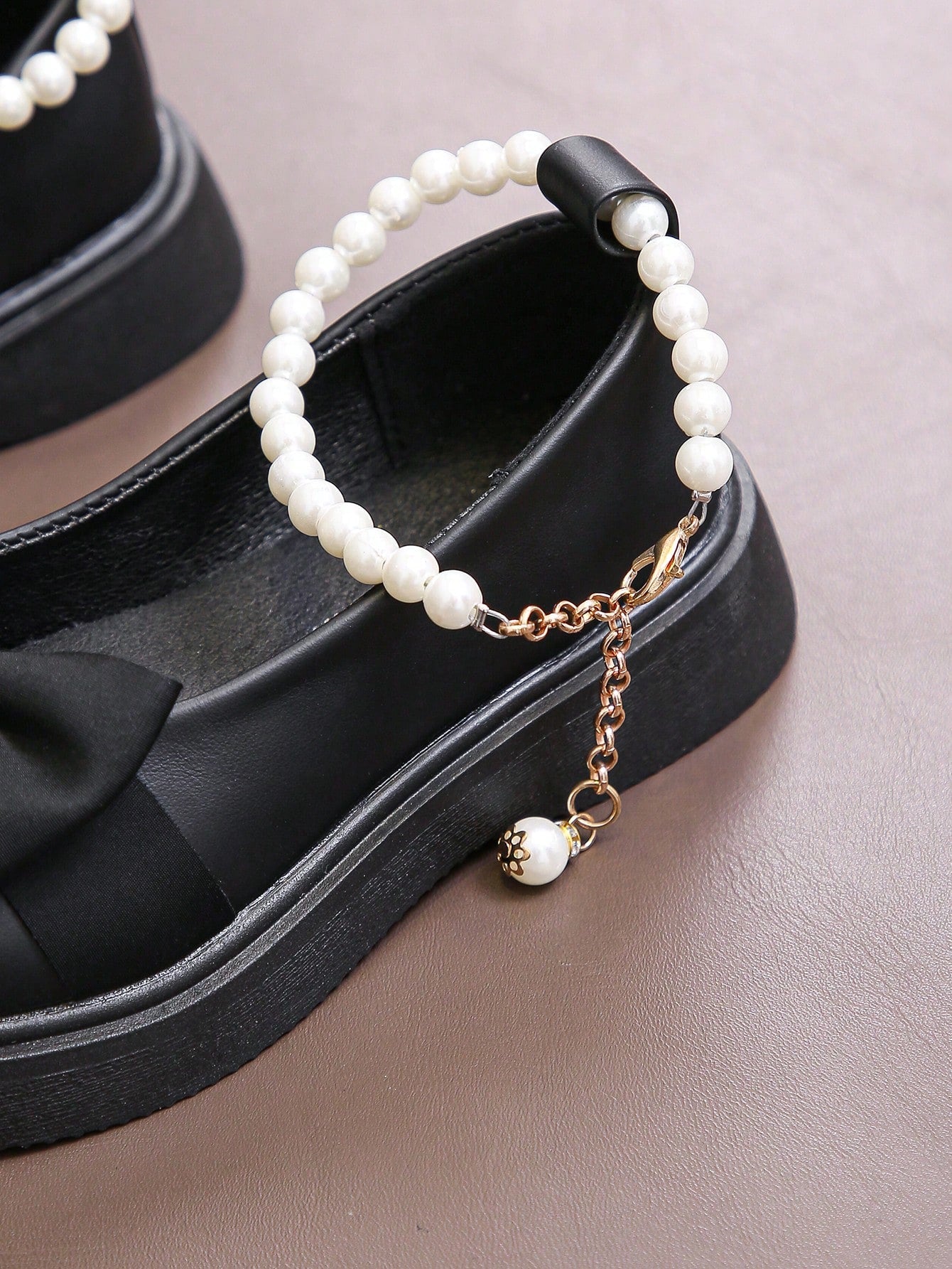 حذاء مسطح خفيف اللون مع إبزيم لؤلؤي و ربطة للبنات للاحتفالات الكبار