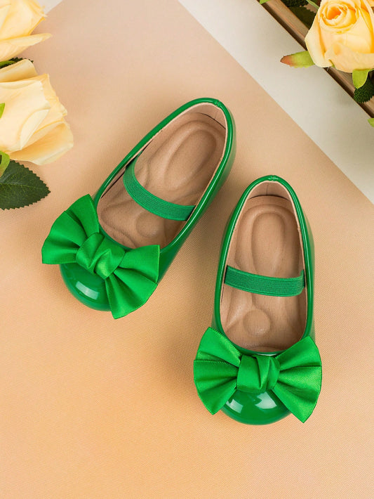 حذاء طفل مشيّ مصنوع يدويًا بنمط حرف V بشريط أزرق وردي على شكل فراشة وجزء علوي من جلد الباتن اللامع مع حزام مطاطي ونعل مساج ، مناسب للربيع والصيف