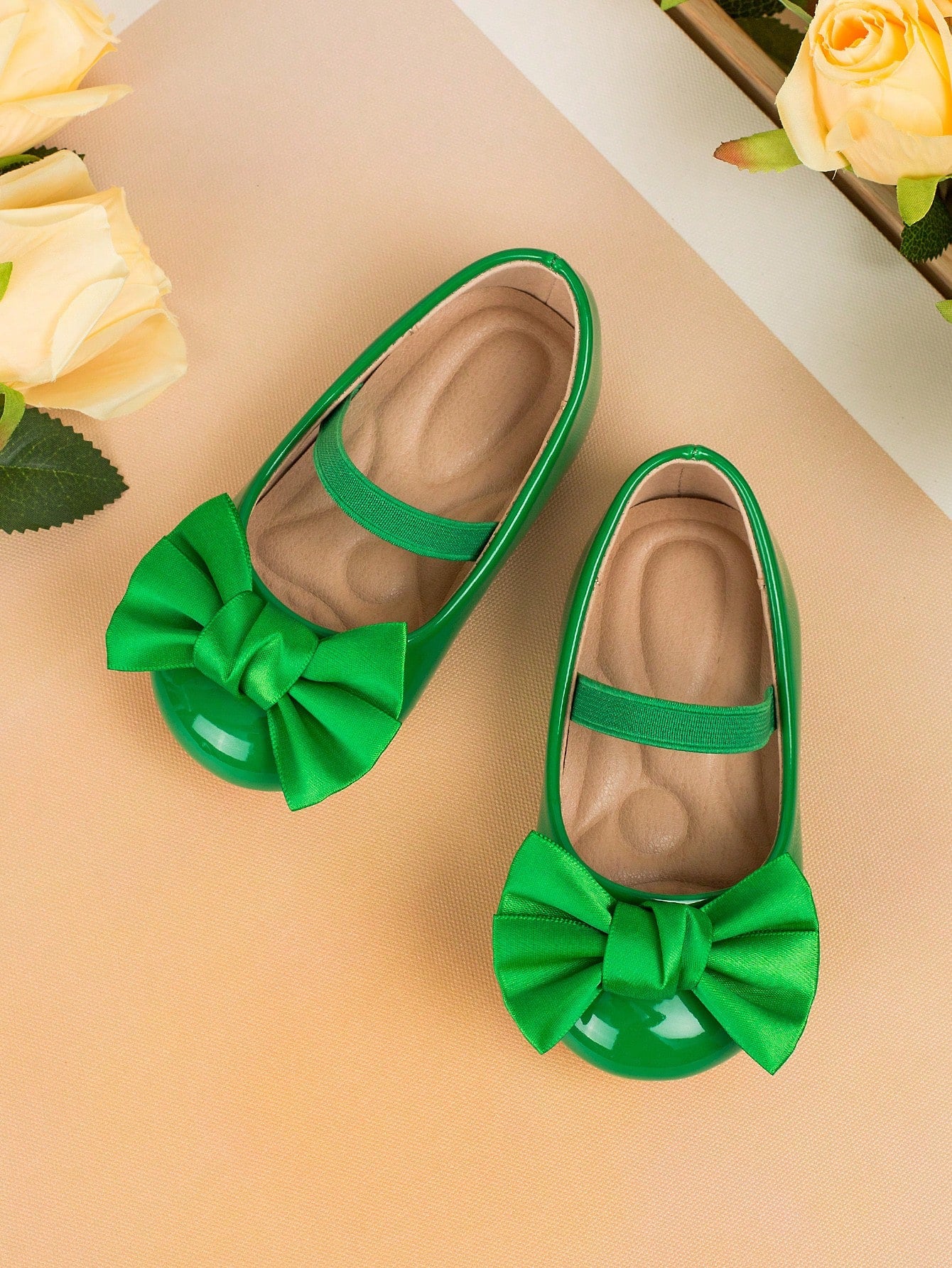 حذاء طفل مشيّ مصنوع يدويًا بنمط حرف V بشريط أزرق وردي على شكل فراشة وجزء علوي من جلد الباتن اللامع مع حزام مطاطي ونعل مساج ، مناسب للربيع والصيف