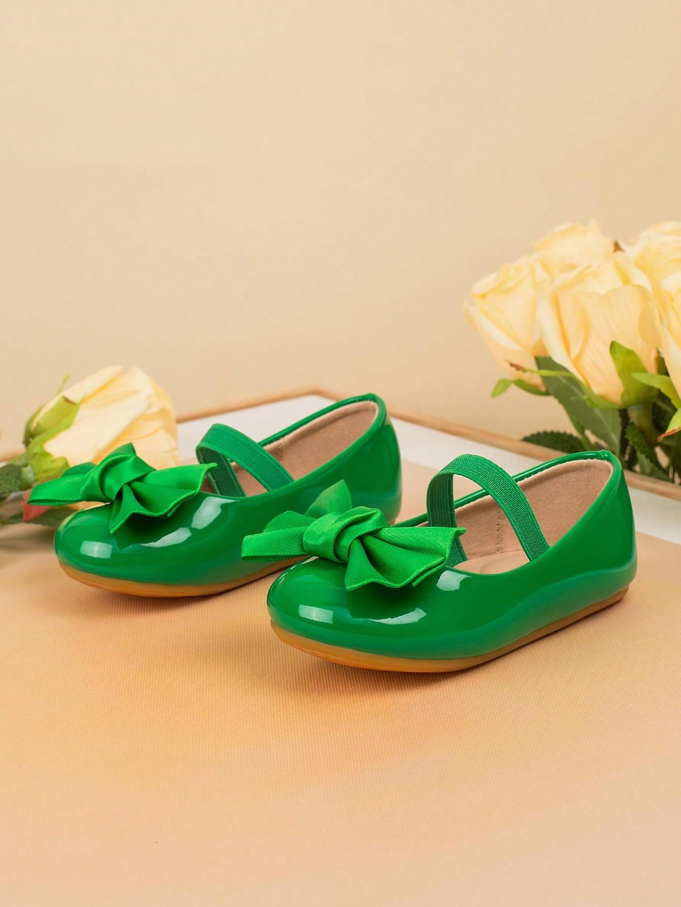 حذاء طفل مشيّ مصنوع يدويًا بنمط حرف V بشريط أزرق وردي على شكل فراشة وجزء علوي من جلد الباتن اللامع مع حزام مطاطي ونعل مساج ، مناسب للربيع والصيف