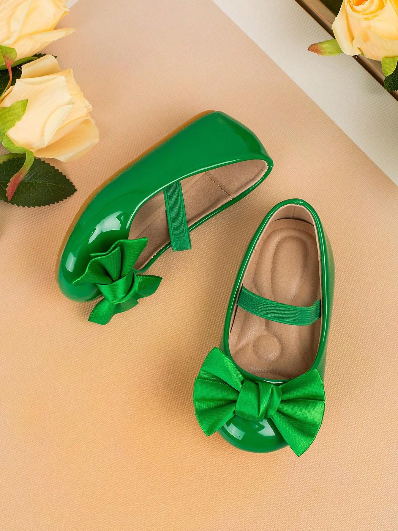 حذاء طفل مشيّ مصنوع يدويًا بنمط حرف V بشريط أزرق وردي على شكل فراشة وجزء علوي من جلد الباتن اللامع مع حزام مطاطي ونعل مساج ، مناسب للربيع والصيف