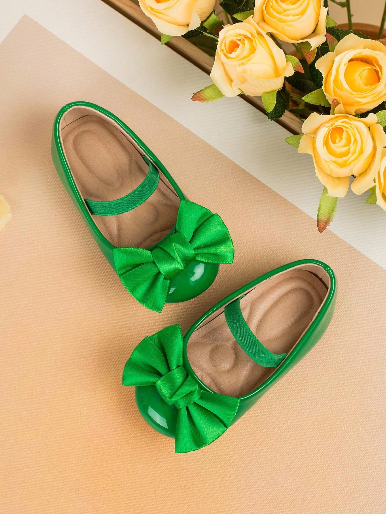 حذاء طفل مشيّ مصنوع يدويًا بنمط حرف V بشريط أزرق وردي على شكل فراشة وجزء علوي من جلد الباتن اللامع مع حزام مطاطي ونعل مساج ، مناسب للربيع والصيف