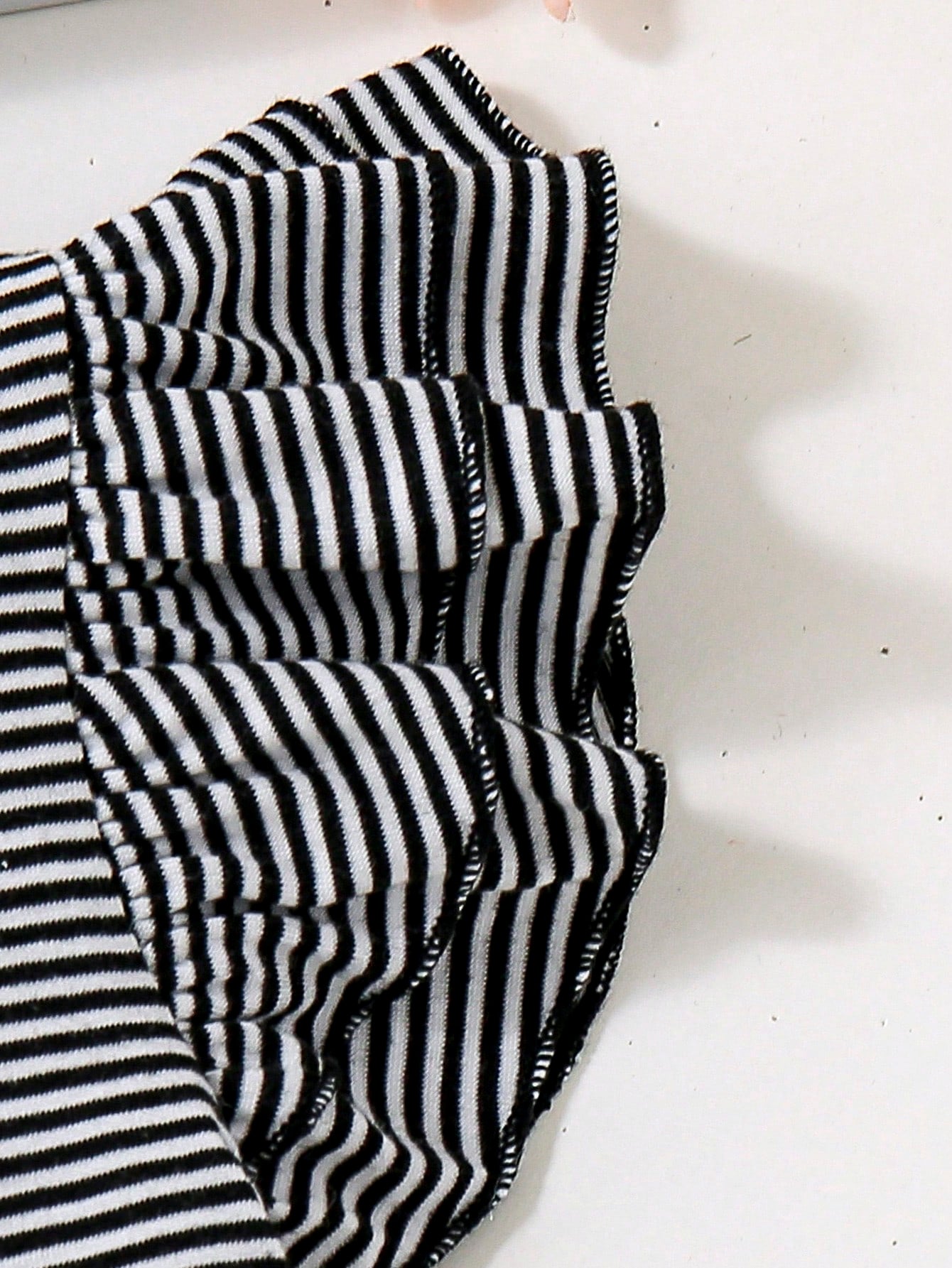 طقم بجامة قصيرة للأطفال الرضع بناتي بقميص عريض بنمط الخطوط وحاشية مطوية