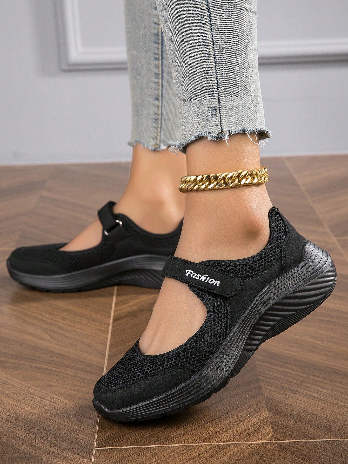 حذاء رياضي للنساء بتصميم عصري