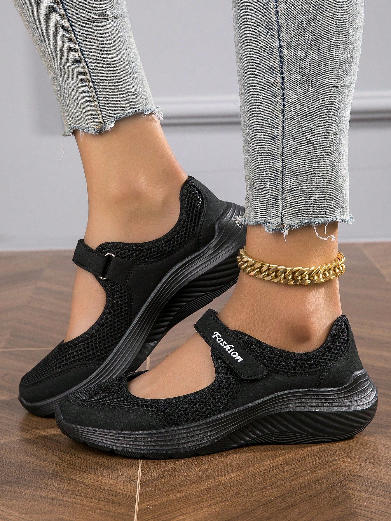 حذاء رياضي للنساء بتصميم عصري