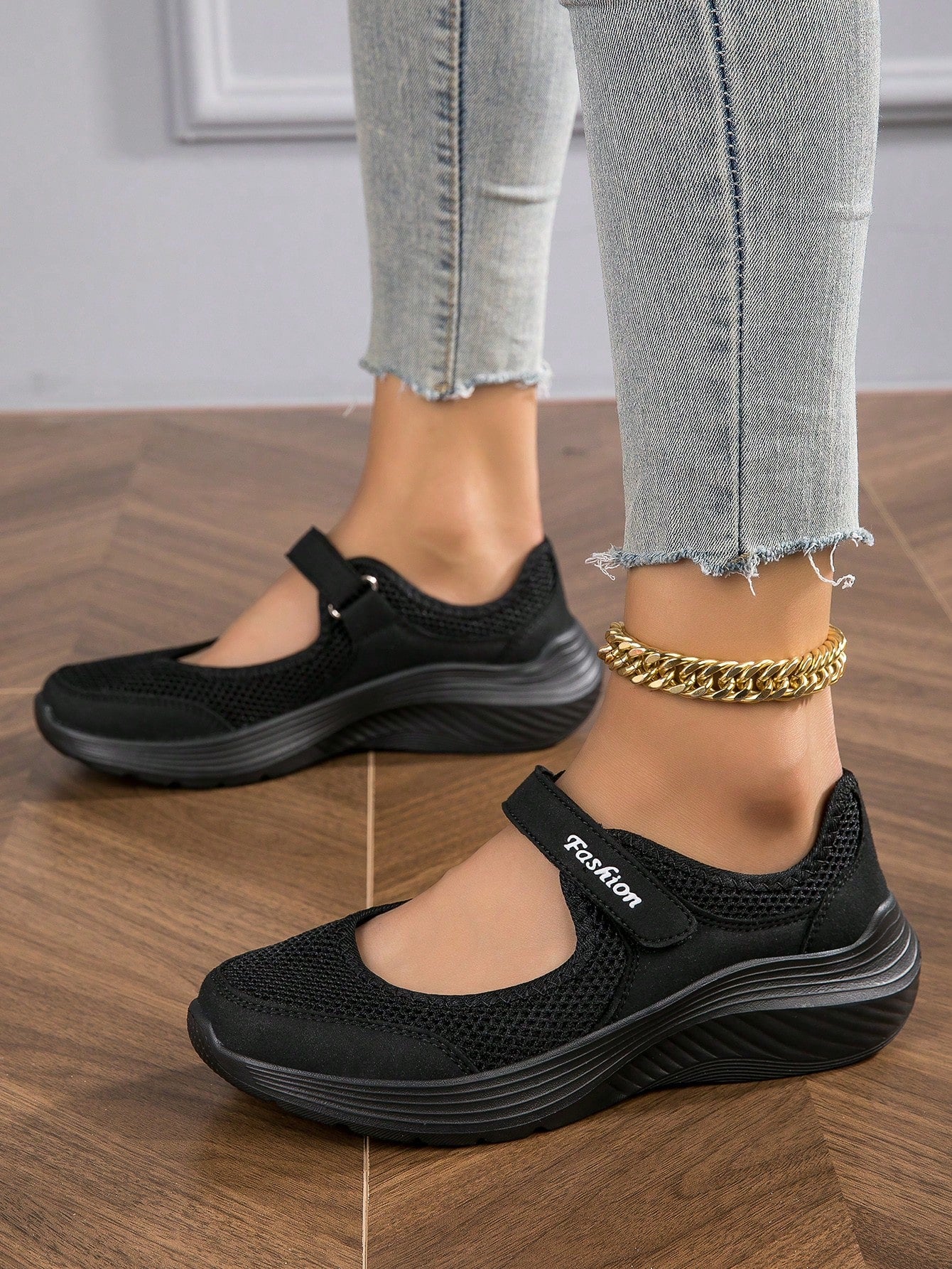 حذاء رياضي للنساء بتصميم عصري