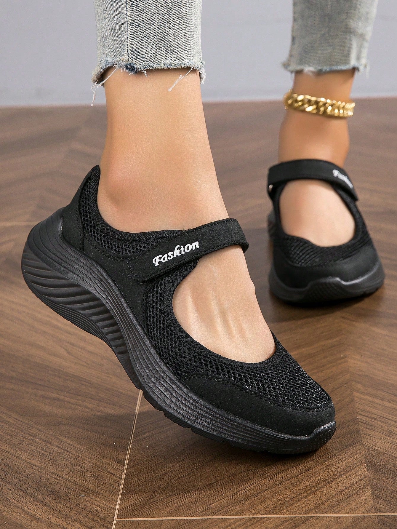 حذاء رياضي للنساء بتصميم عصري