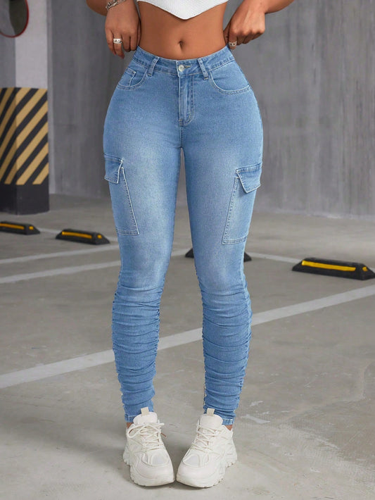 بنطال جينز كارجو بقصة ضيقة وثنيات مرنة