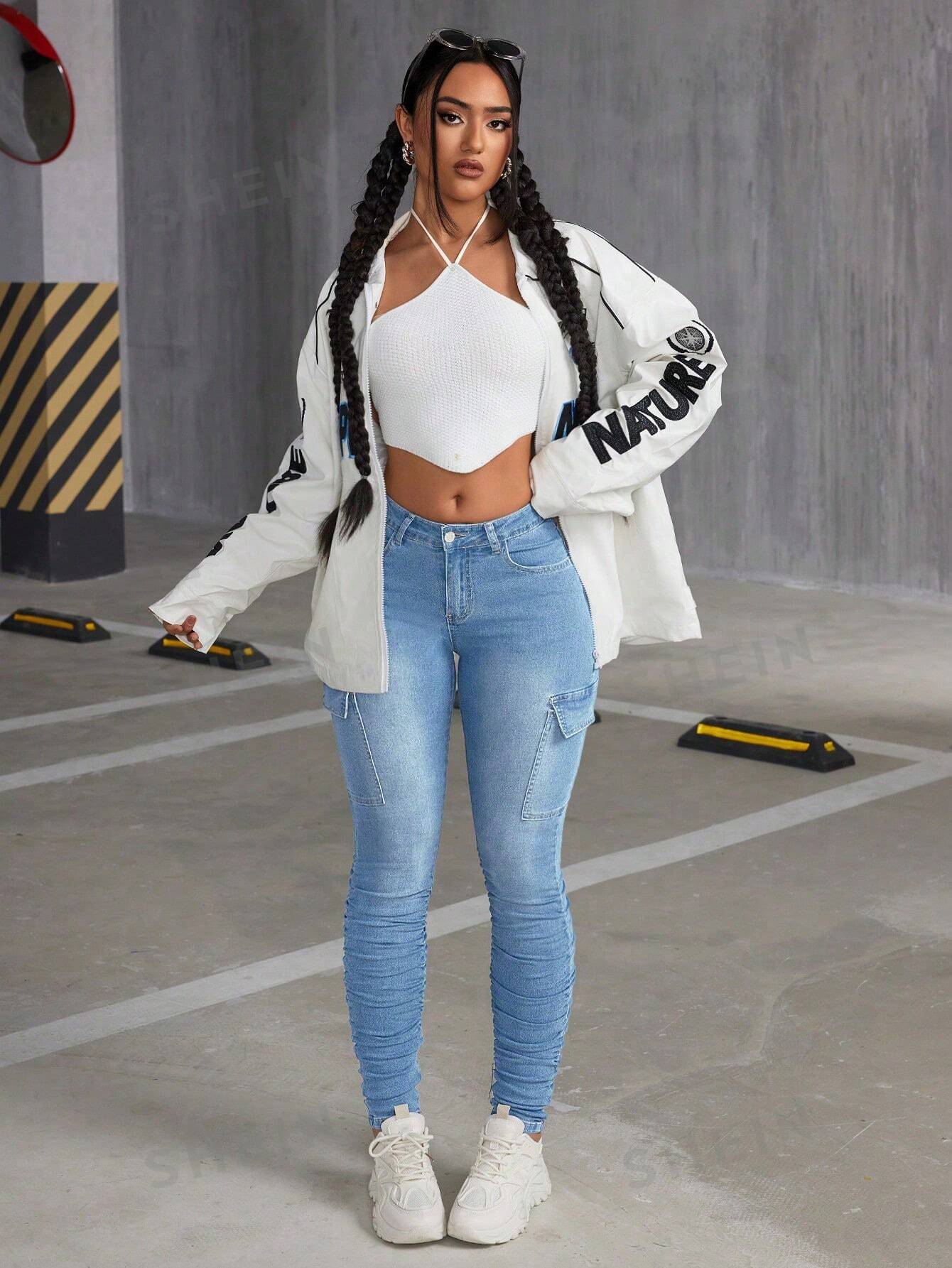 بنطال جينز كارجو بقصة ضيقة وثنيات مرنة