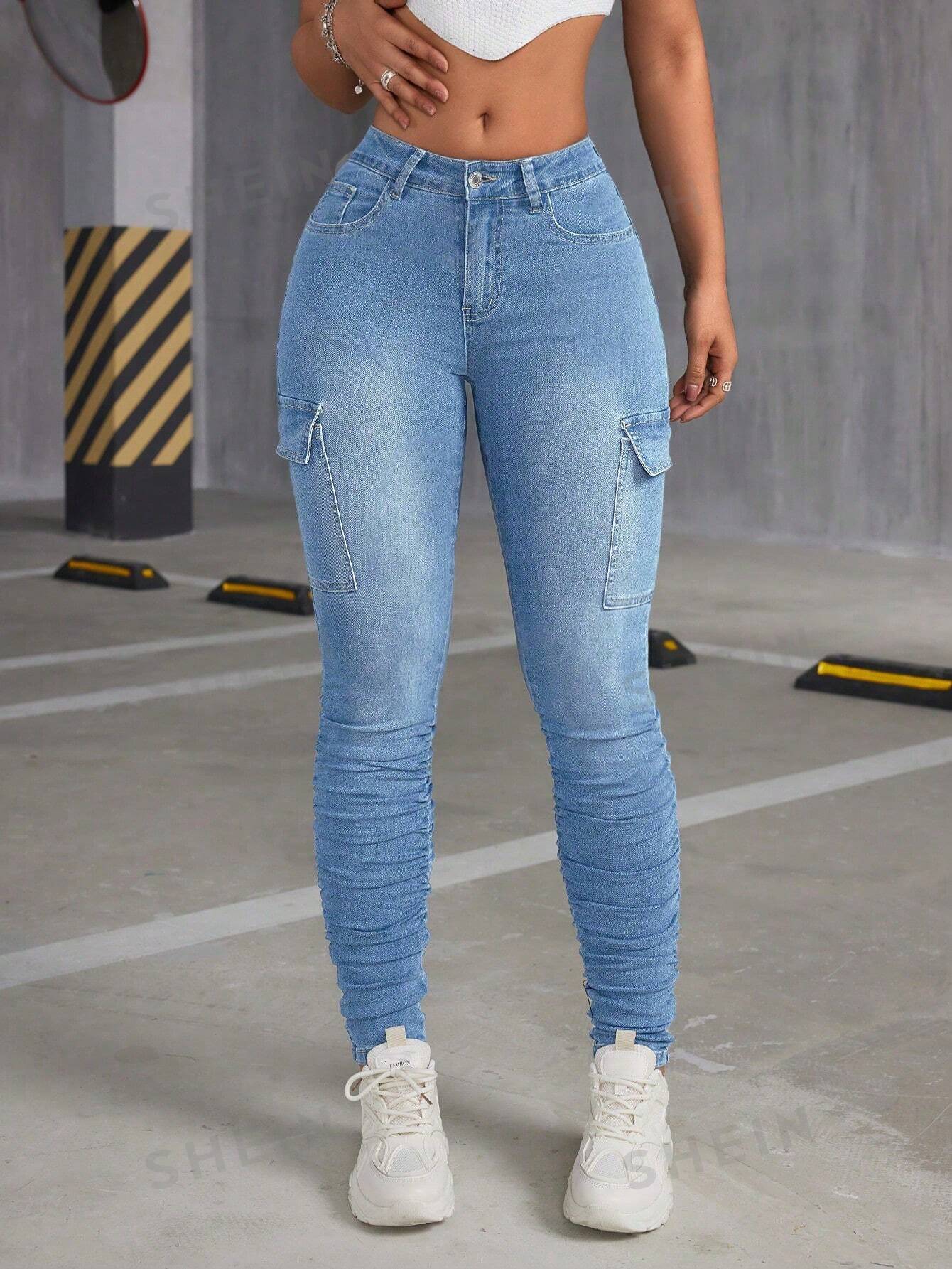 بنطال جينز كارجو بقصة ضيقة وثنيات مرنة