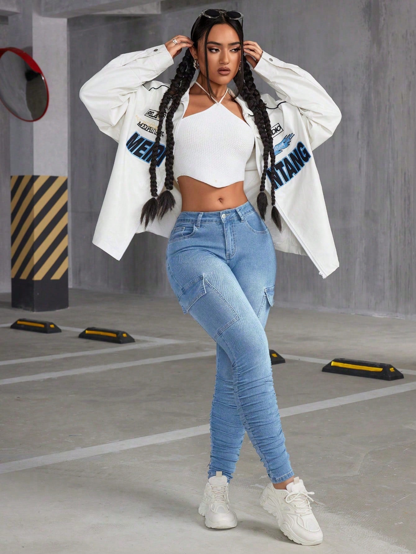 بنطال جينز كارجو بقصة ضيقة وثنيات مرنة