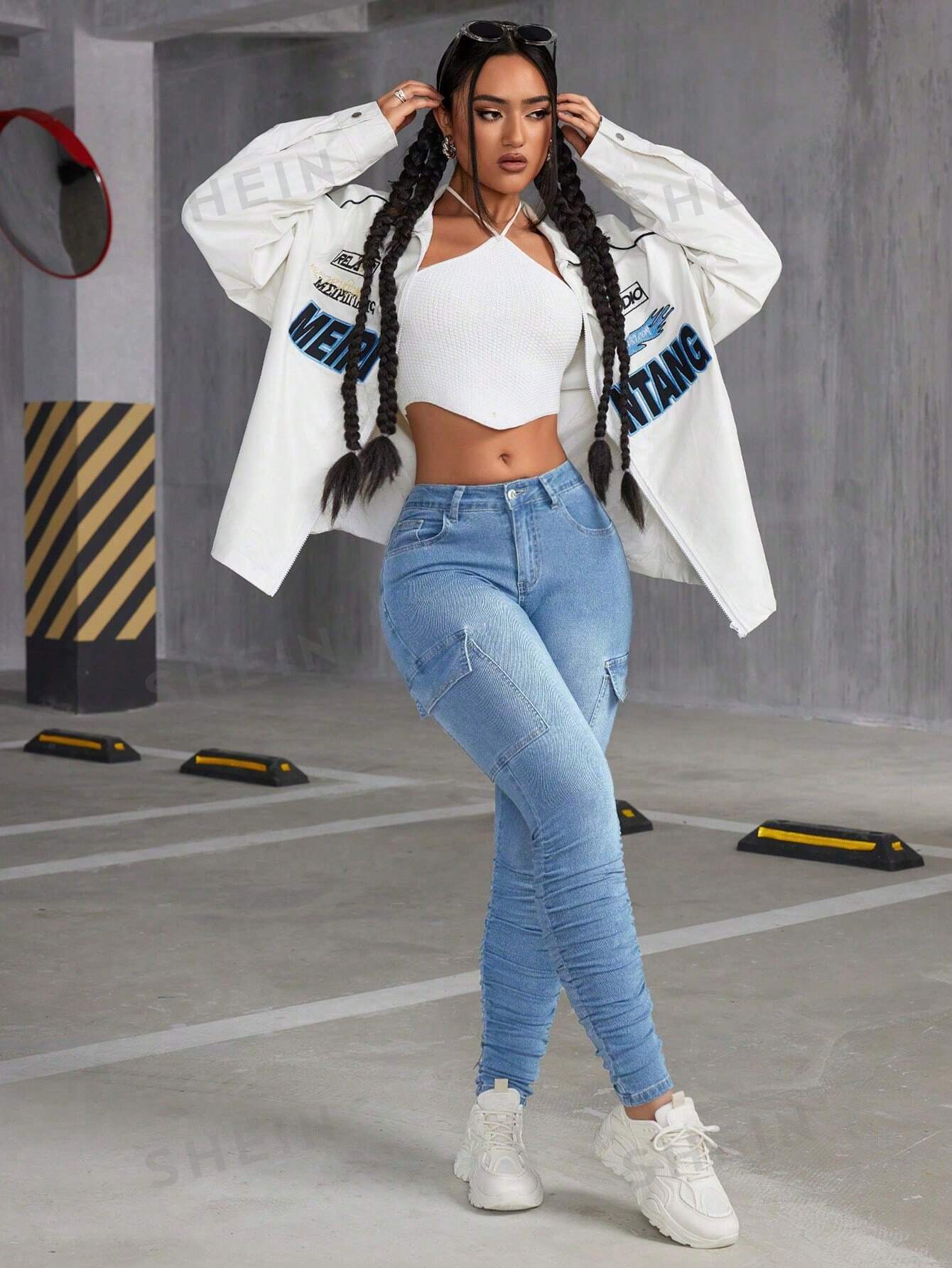 بنطال جينز كارجو بقصة ضيقة وثنيات مرنة