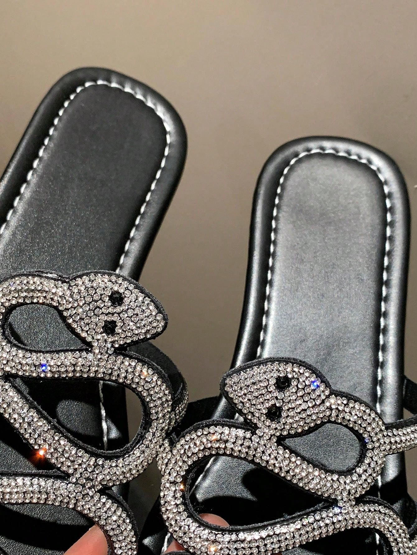 شباشب نسائية بقع بلاستيكية مزخرفة بالراينستون على شكل حية، شباشب بحزام أنيق، شباشب بلاط للشاطئ