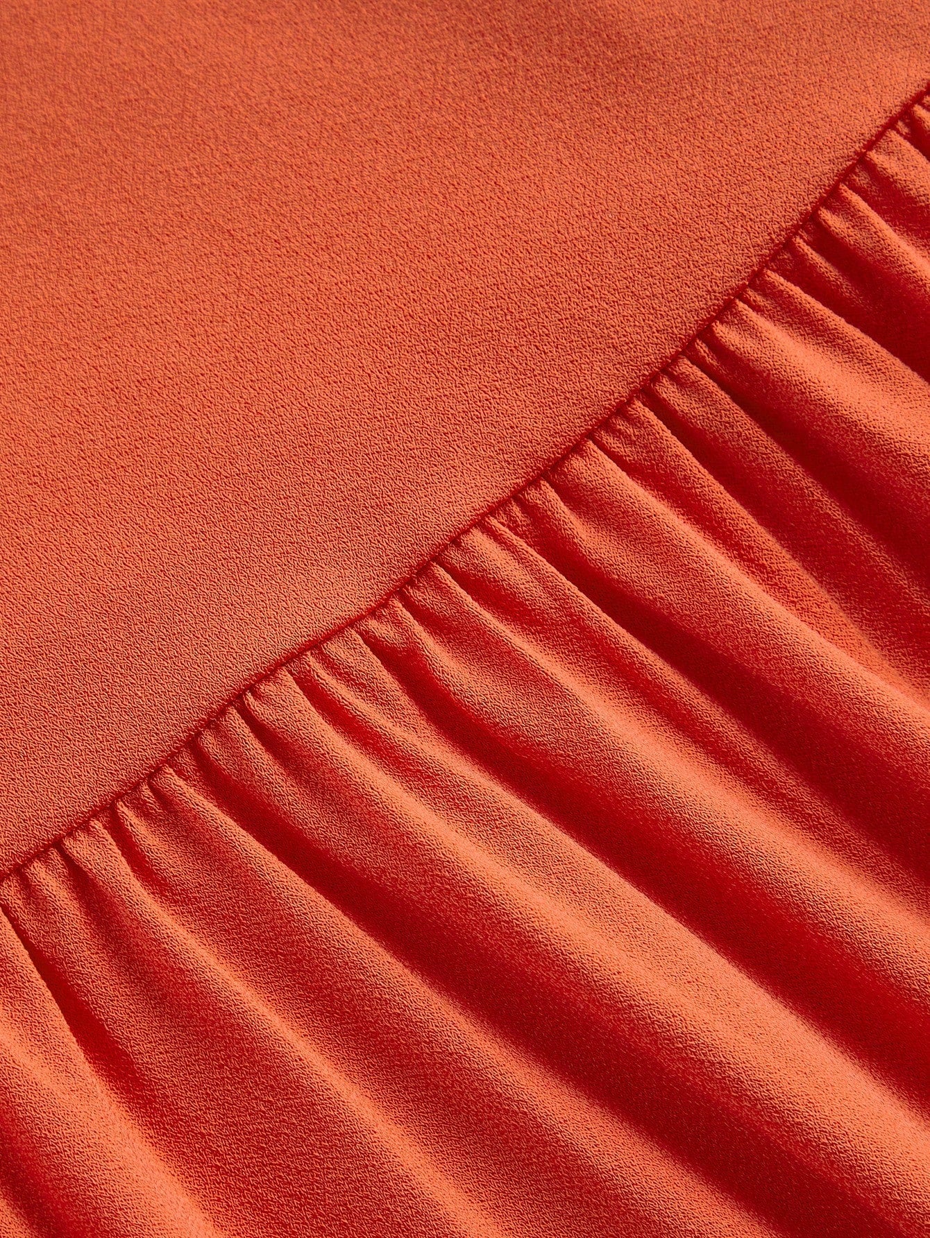 فستان نسائي بأكمام بلا أكمام وحاشية من التطريز