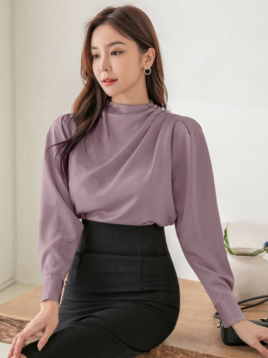 قميص بأكمام طويلة وياقة رسمية صلبة وتصميم طيات