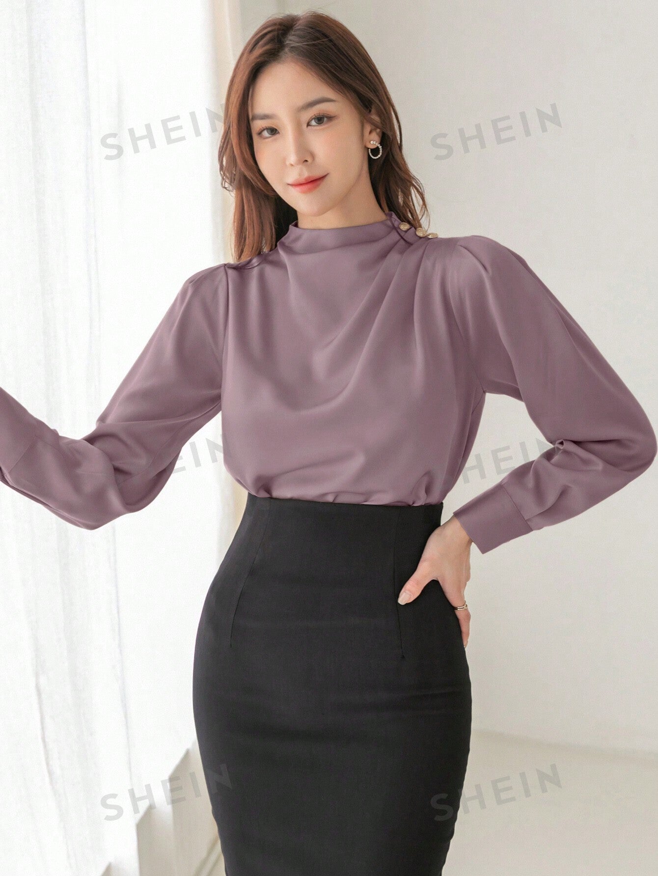 قميص بأكمام طويلة وياقة رسمية صلبة وتصميم طيات