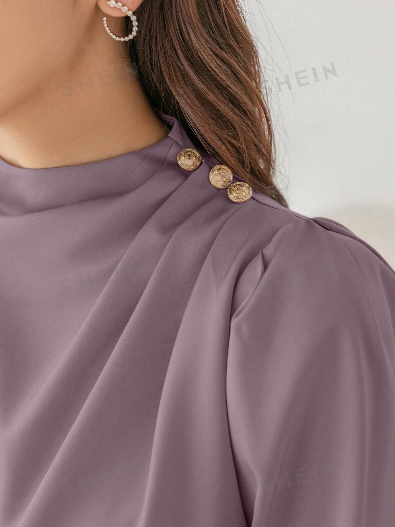 قميص بأكمام طويلة وياقة رسمية صلبة وتصميم طيات