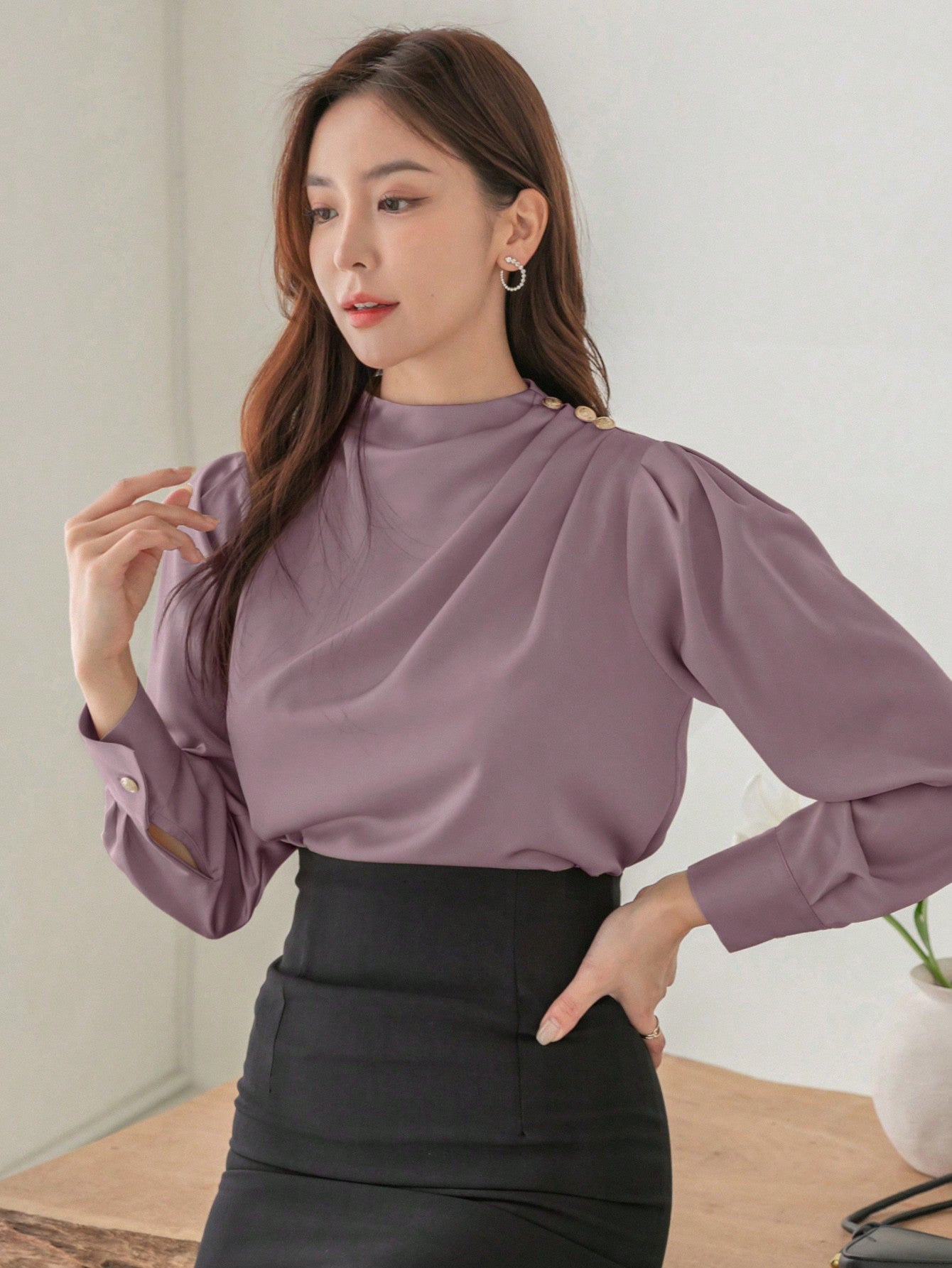 قميص بأكمام طويلة وياقة رسمية صلبة وتصميم طيات