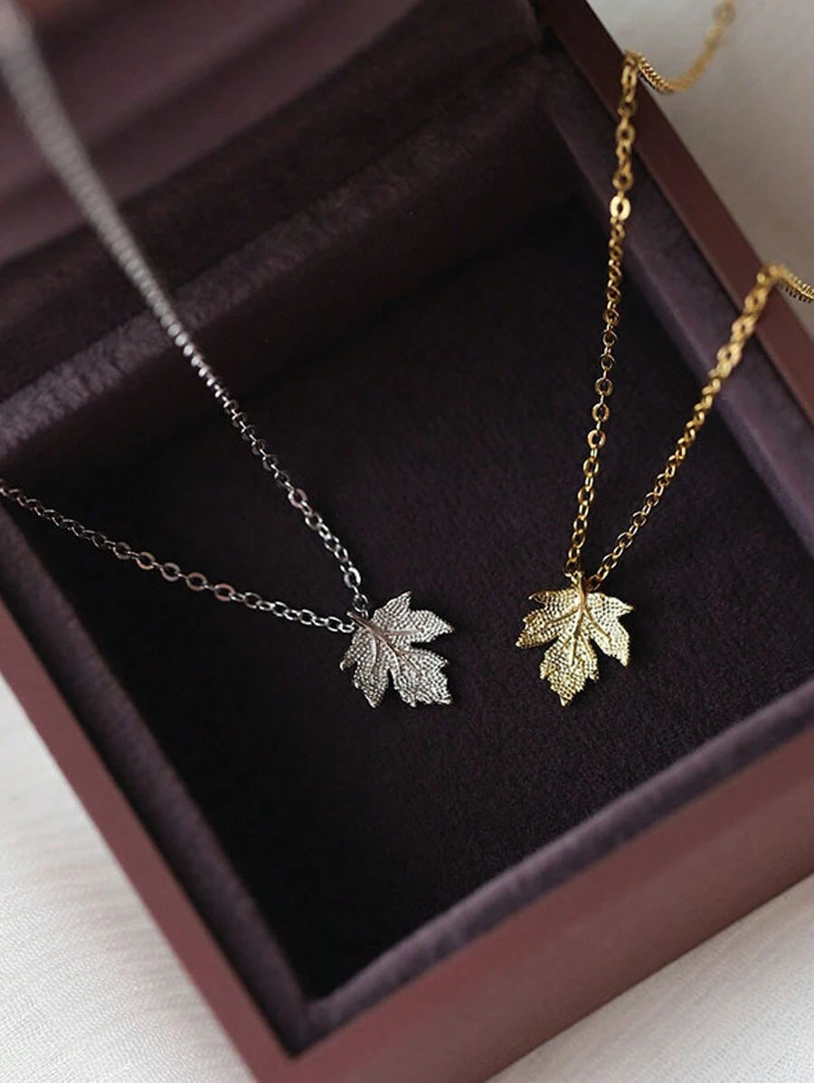 قلادة واحدة تصميم ورقة البلوط البسيط للنساء