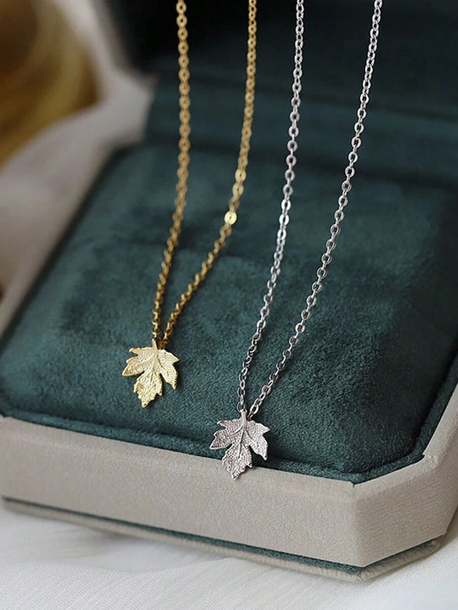 قلادة واحدة تصميم ورقة البلوط البسيط للنساء