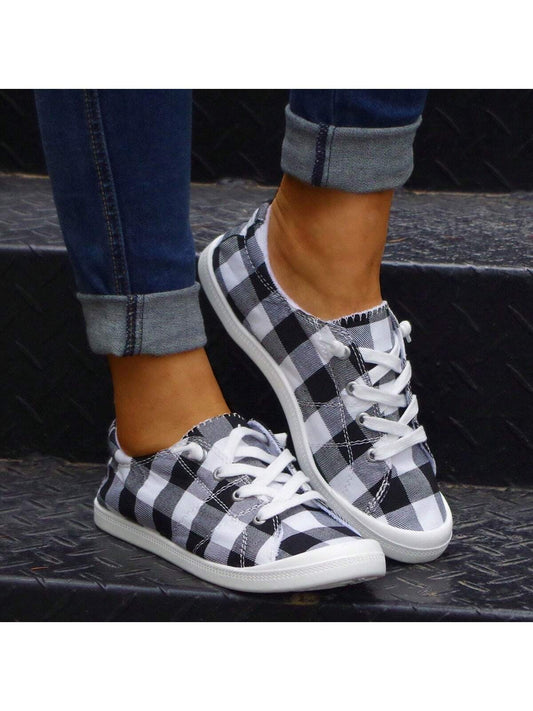 أحذية قماشية أسود بنقشة المربعات