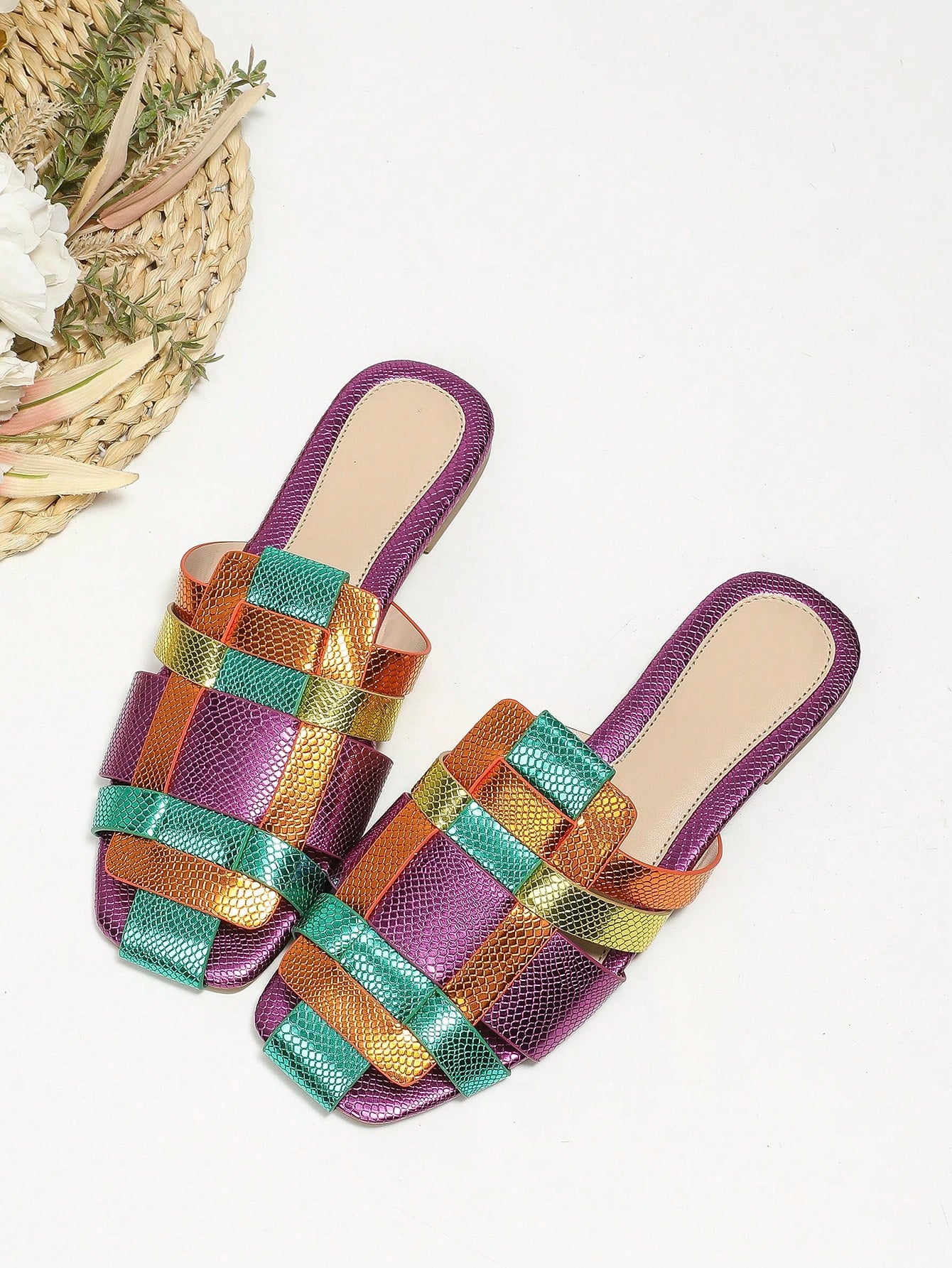 صنادل نسائية مسطحة عصرية مع حزام متعدد وزخرفة،مانعة للانزلاق و مثالية للإجازات