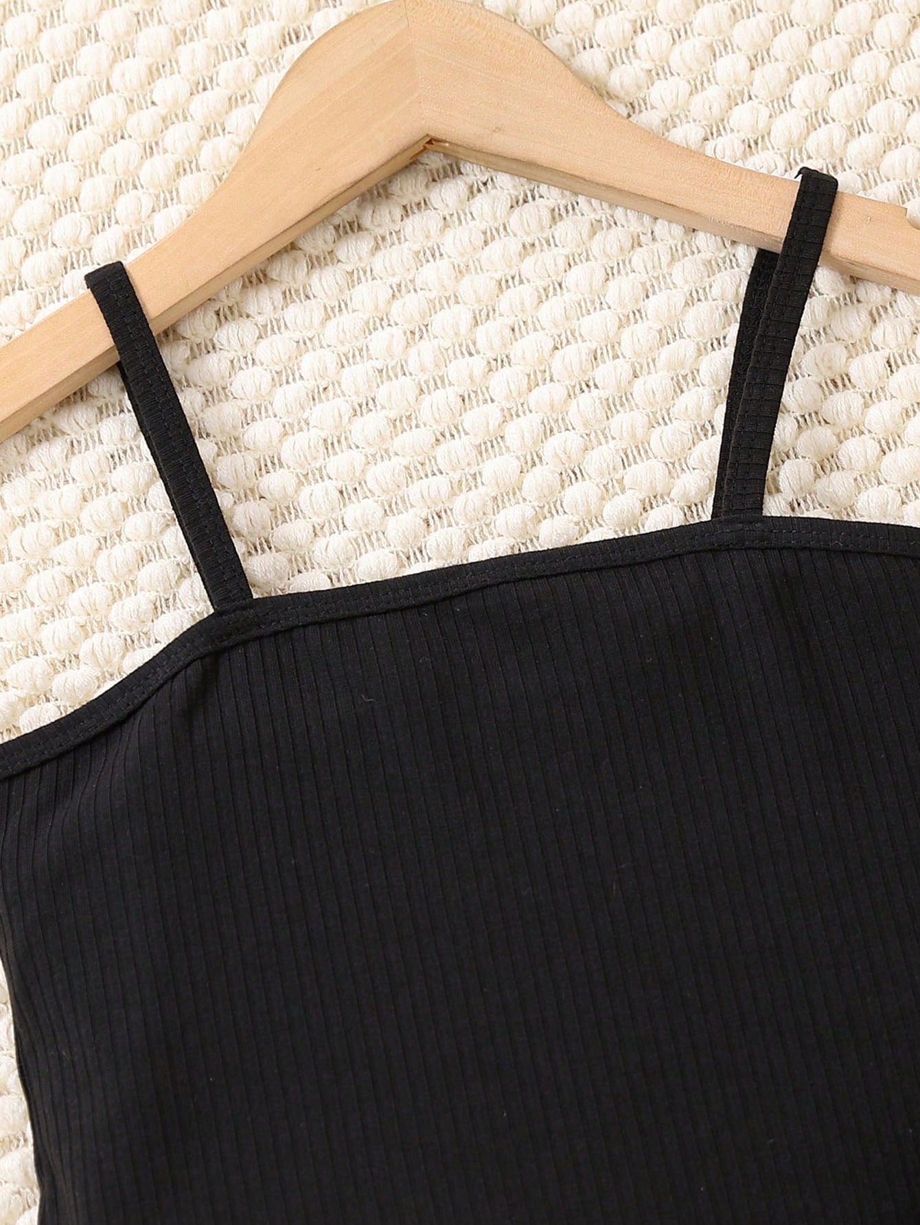 توب كامي وبنطلون كارجو بحزام وطباعة كامو طفلة صغيرة