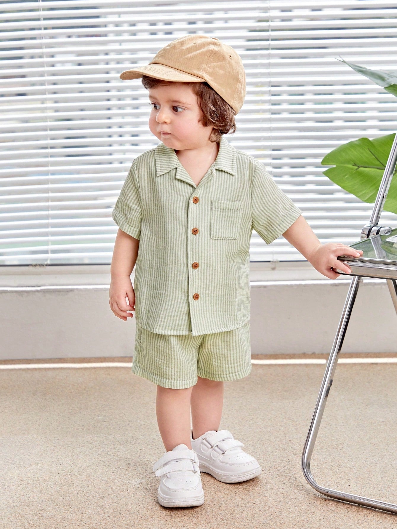 مجموعة صبي رضيع عارضة تتضمن قميصًا بأكمام قصيرة وشورت بخصر مرن وخطوط متقاطعة لإجازة الصيف