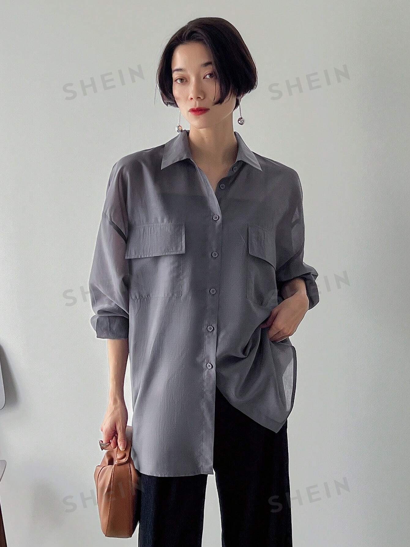 قميص بأزرار وجيوب مطوية بلون سادة