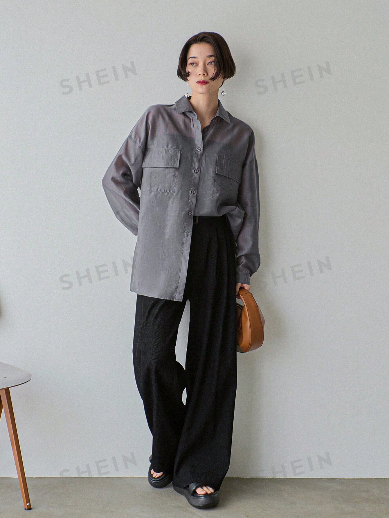 قميص بأزرار وجيوب مطوية بلون سادة