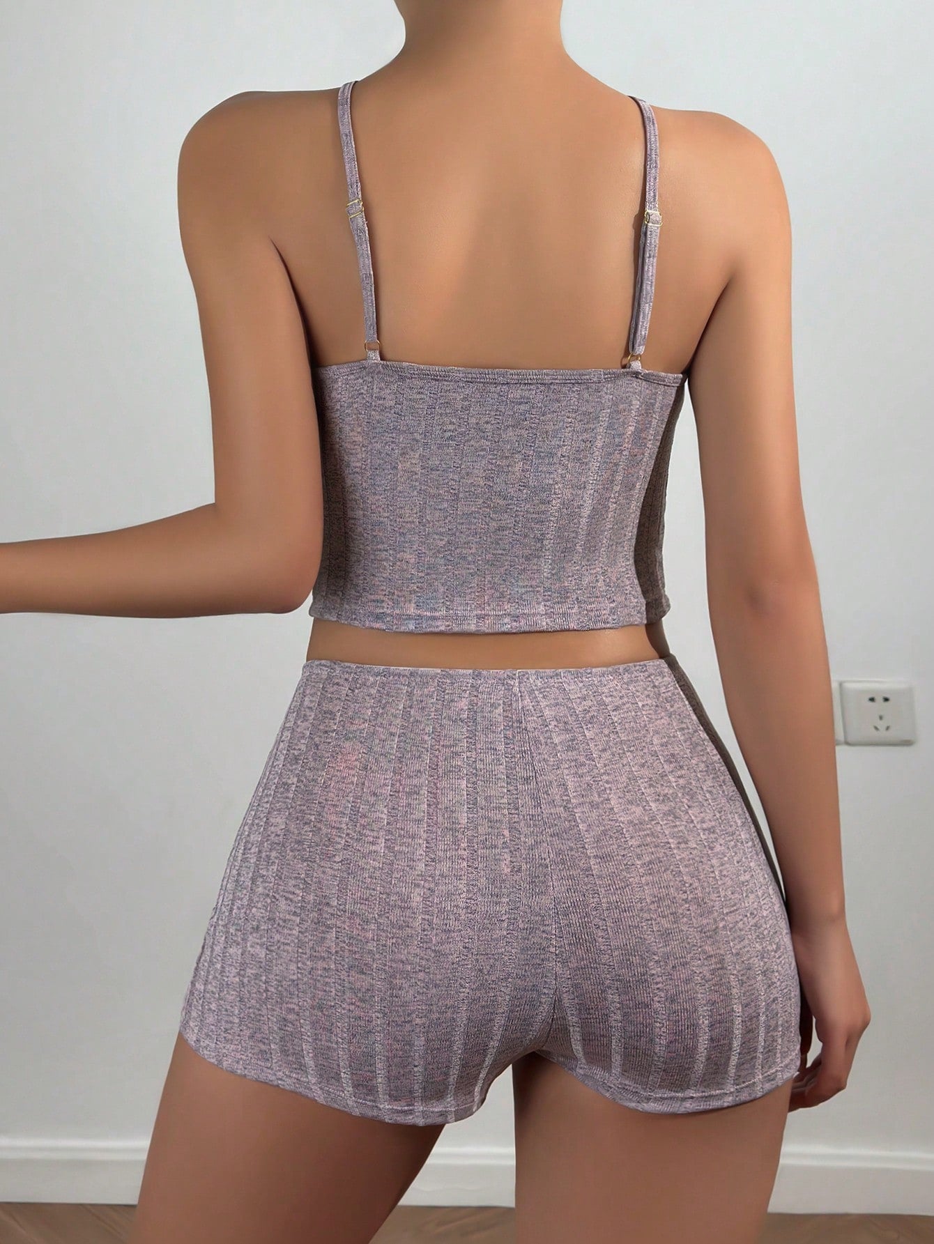 طقم بيجاما مزين بسلسلة قلب مجوفة