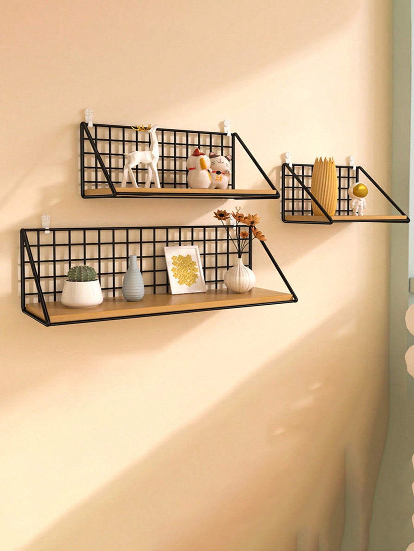 رف بسيط للكتب يتم تركيبه على الحائط بواسطة الحديد